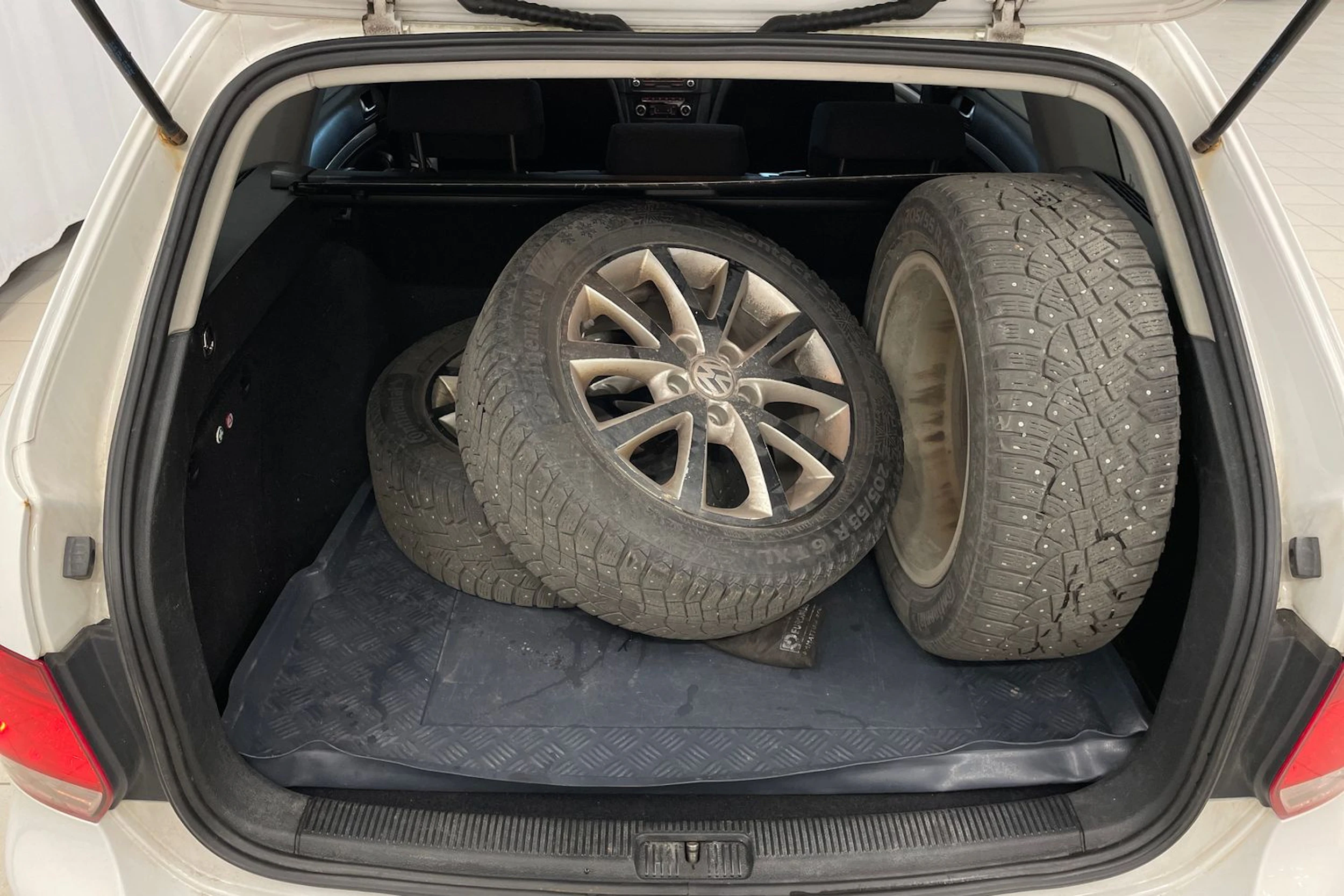 Valkoinen Volkswagen GOLF 2010 kuva 25.