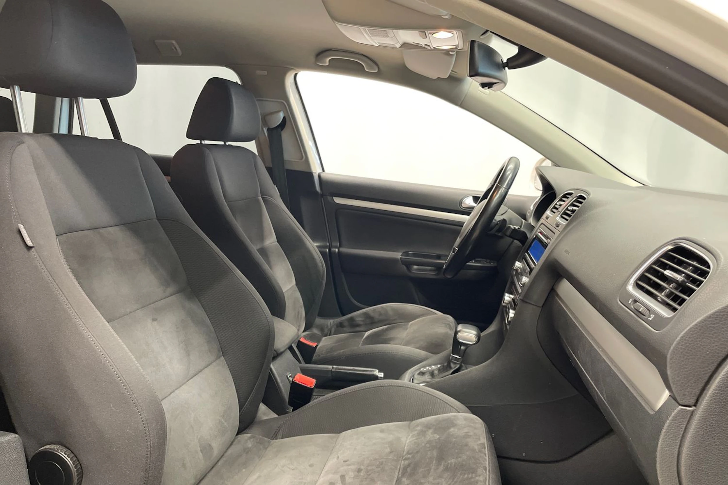 Valkoinen Volkswagen GOLF 2010 kuva 27.