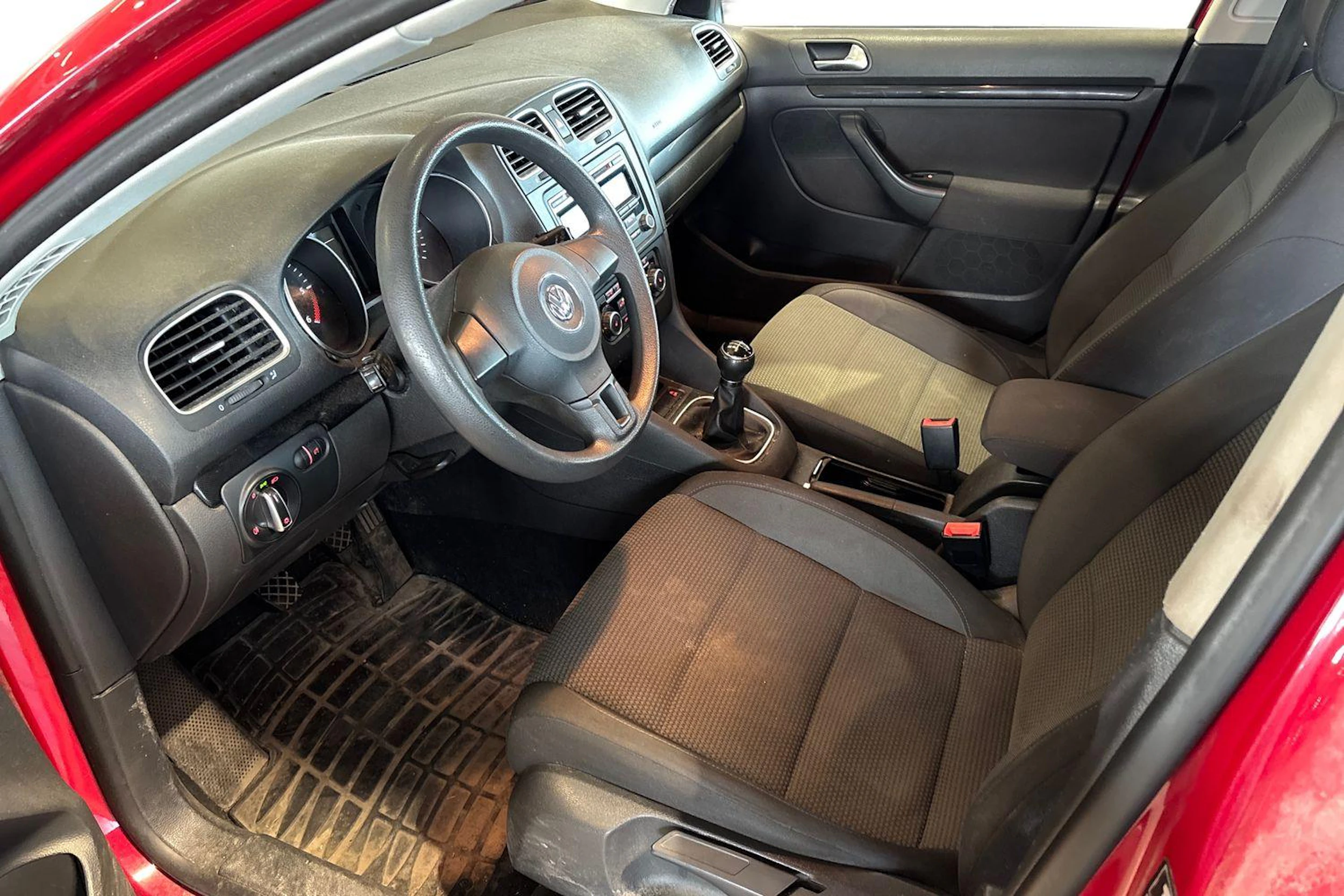 punainen Volkswagen Golf 2010 kuva 6.