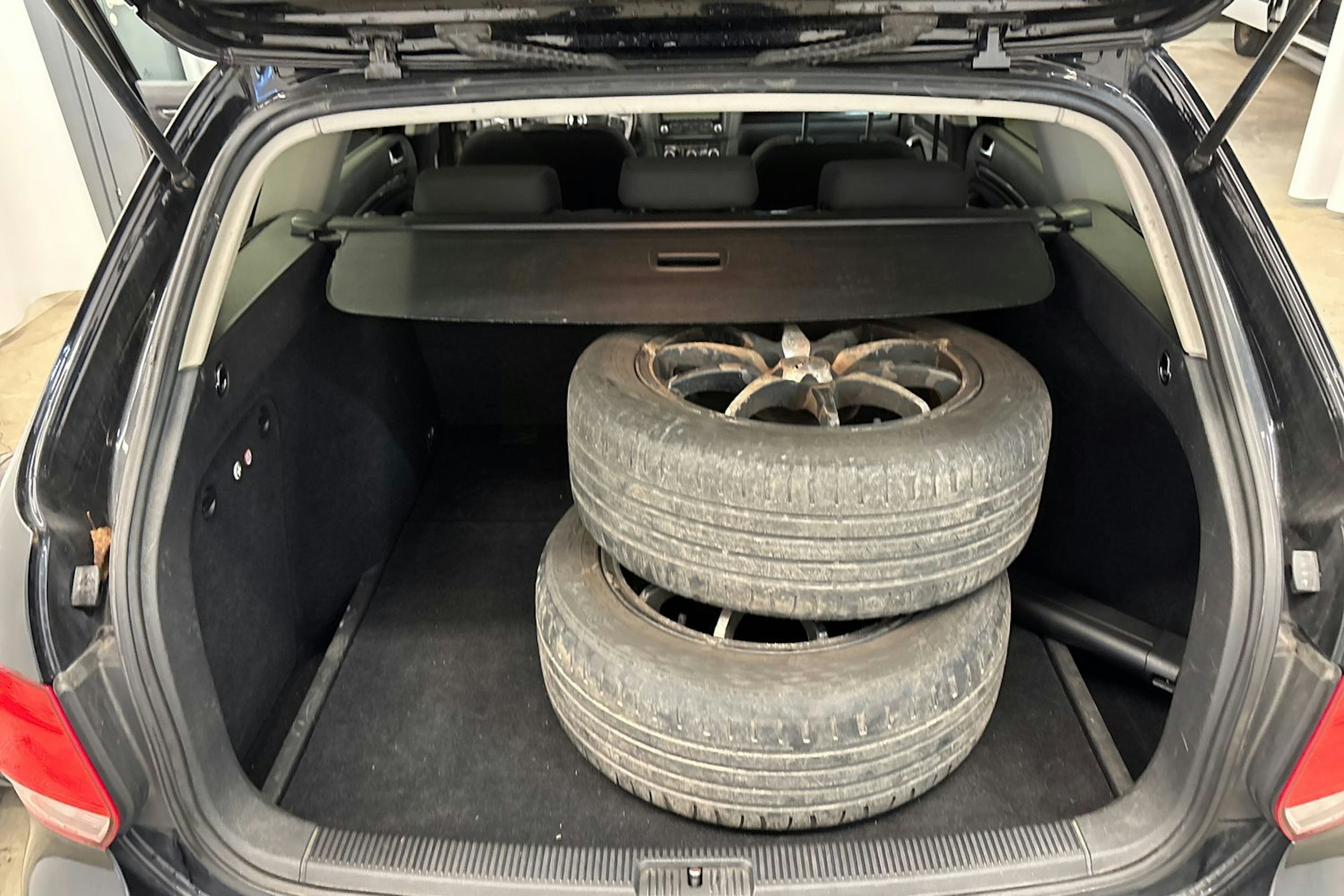 Musta Volkswagen GOLF 2010 kuva 14.