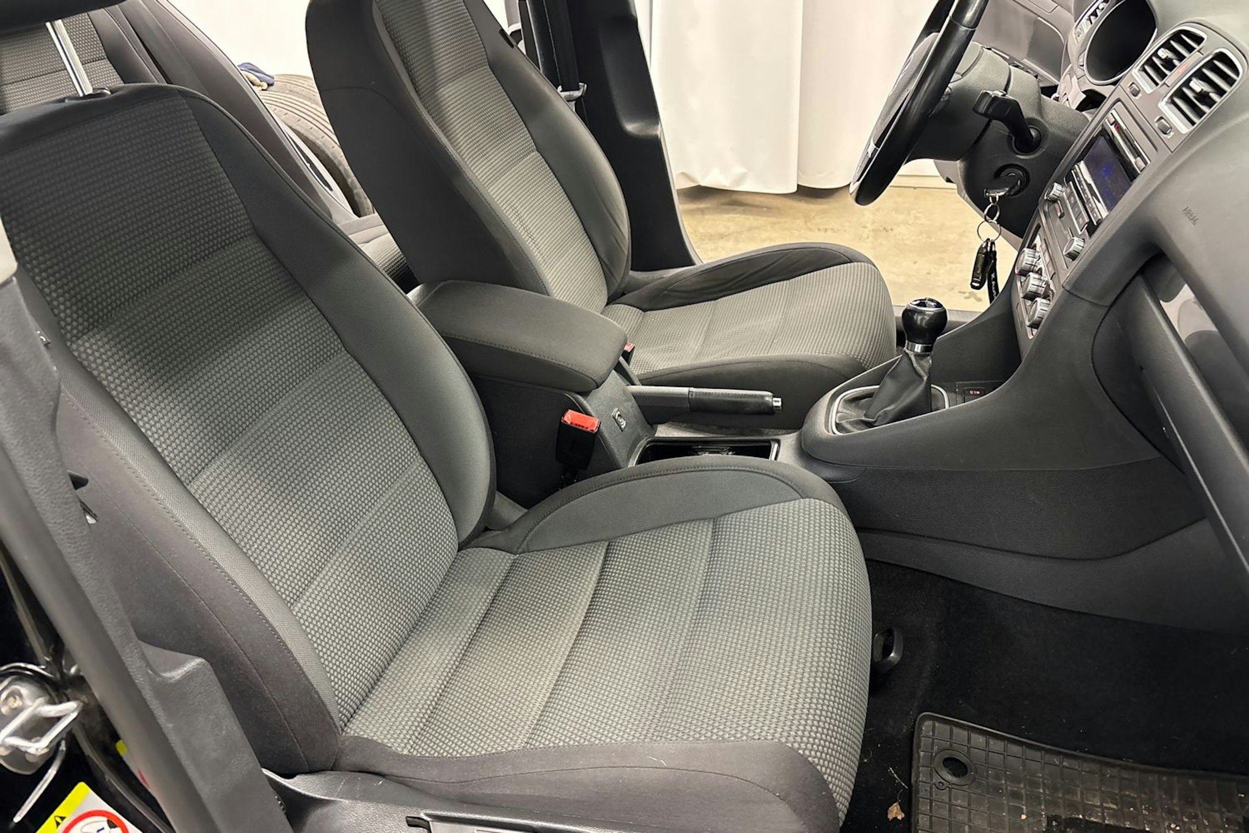 Musta Volkswagen GOLF 2010 kuva 36.