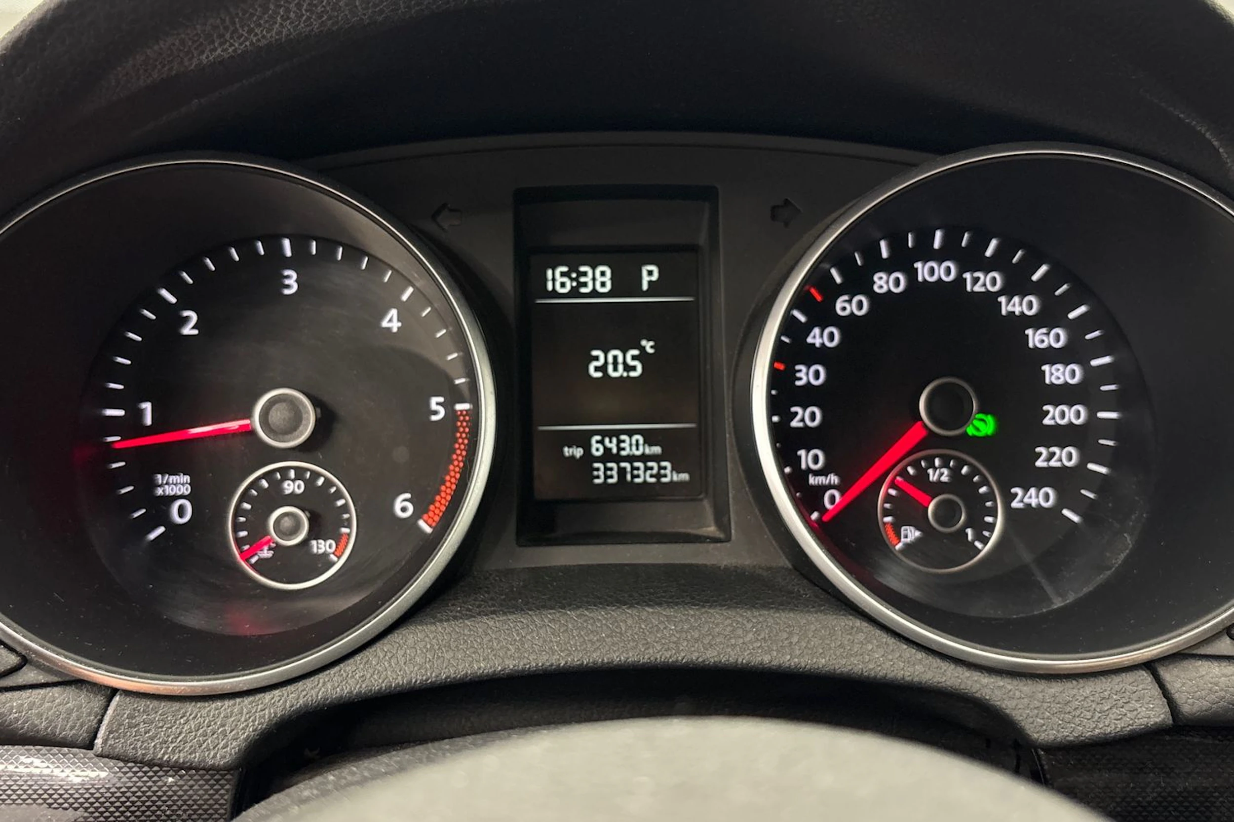 punainen Volkswagen Golf 2010 kuva 19.