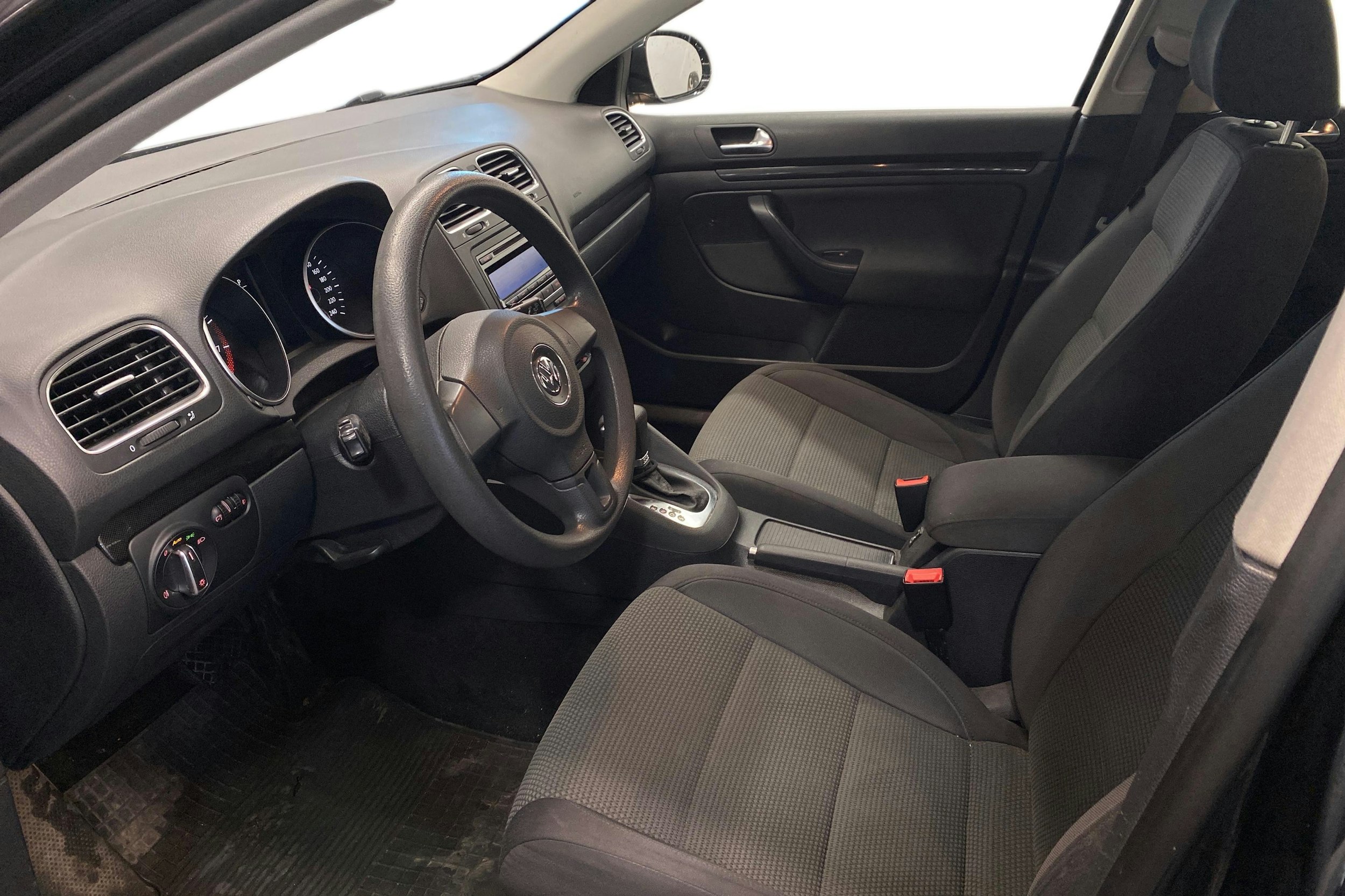 musta Volkswagen Golf 2010 kuva 7.