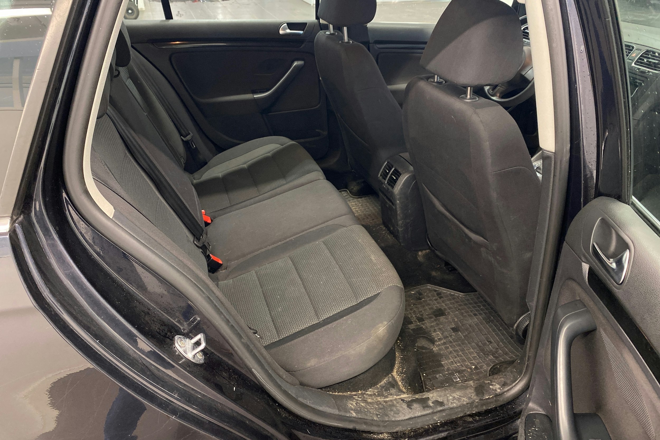 musta Volkswagen Golf 2010 kuva 21.