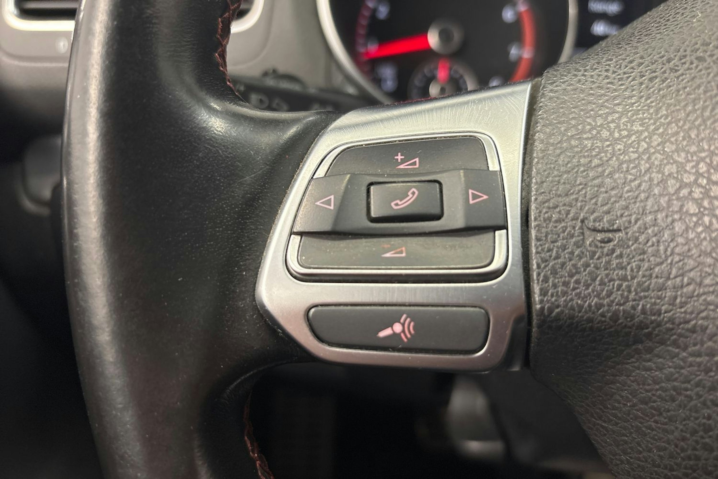 punainen Volkswagen Golf 2011 kuva 14.