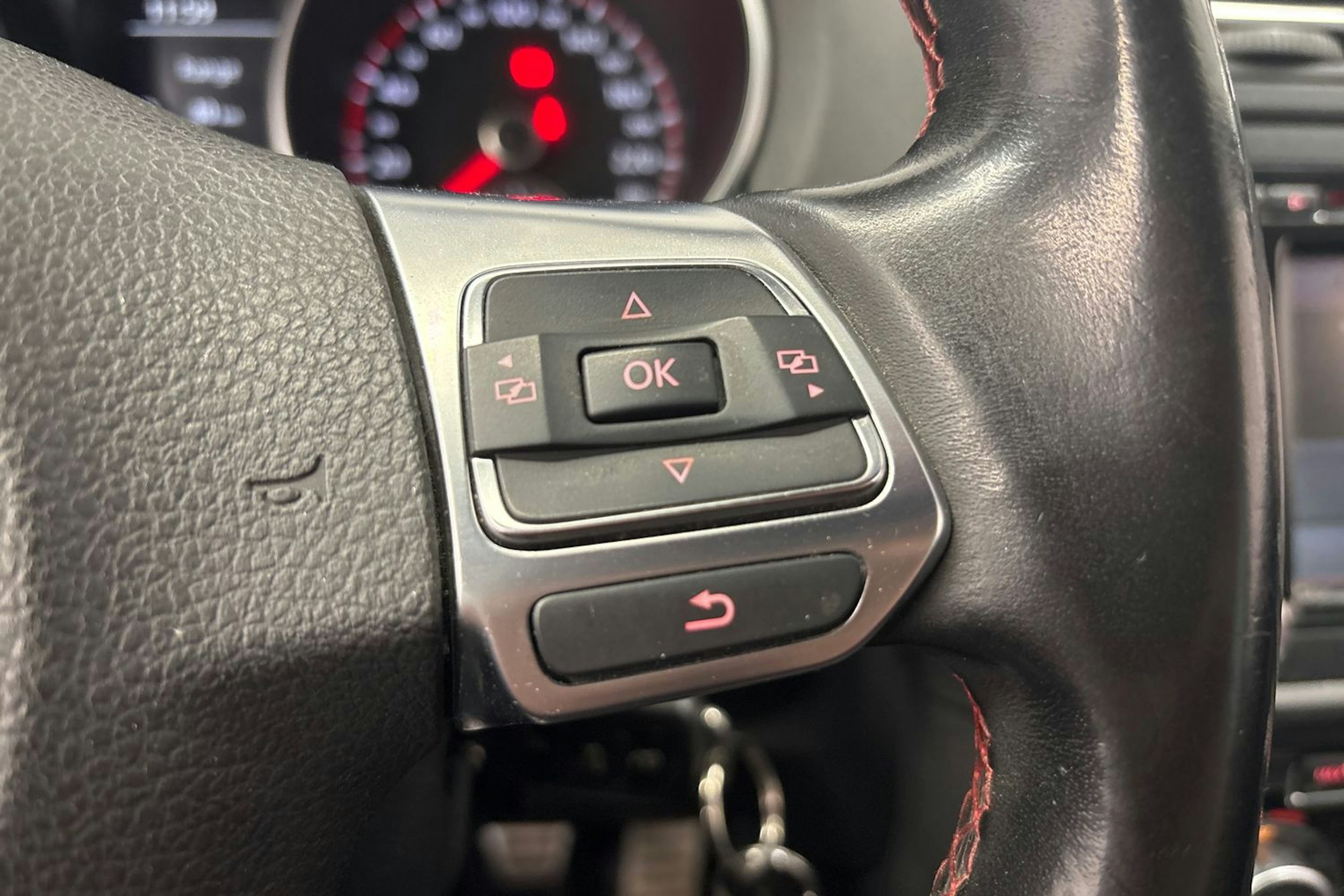 punainen Volkswagen Golf 2011 kuva 15.