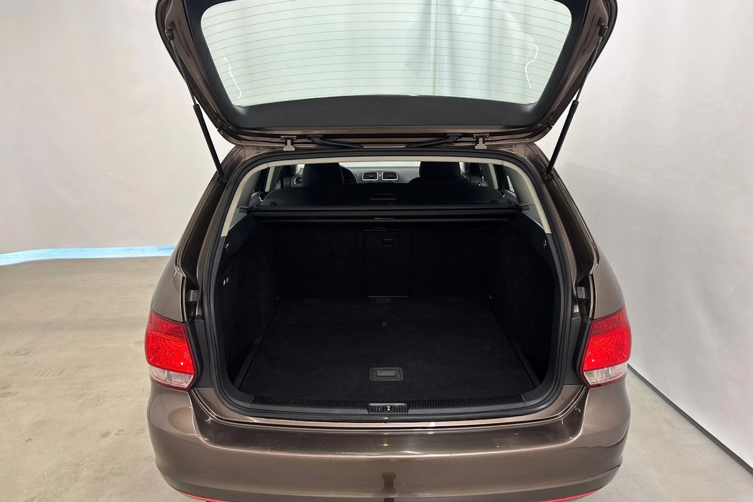 ruskea (beige) Volkswagen Golf 2012 kuva 15.