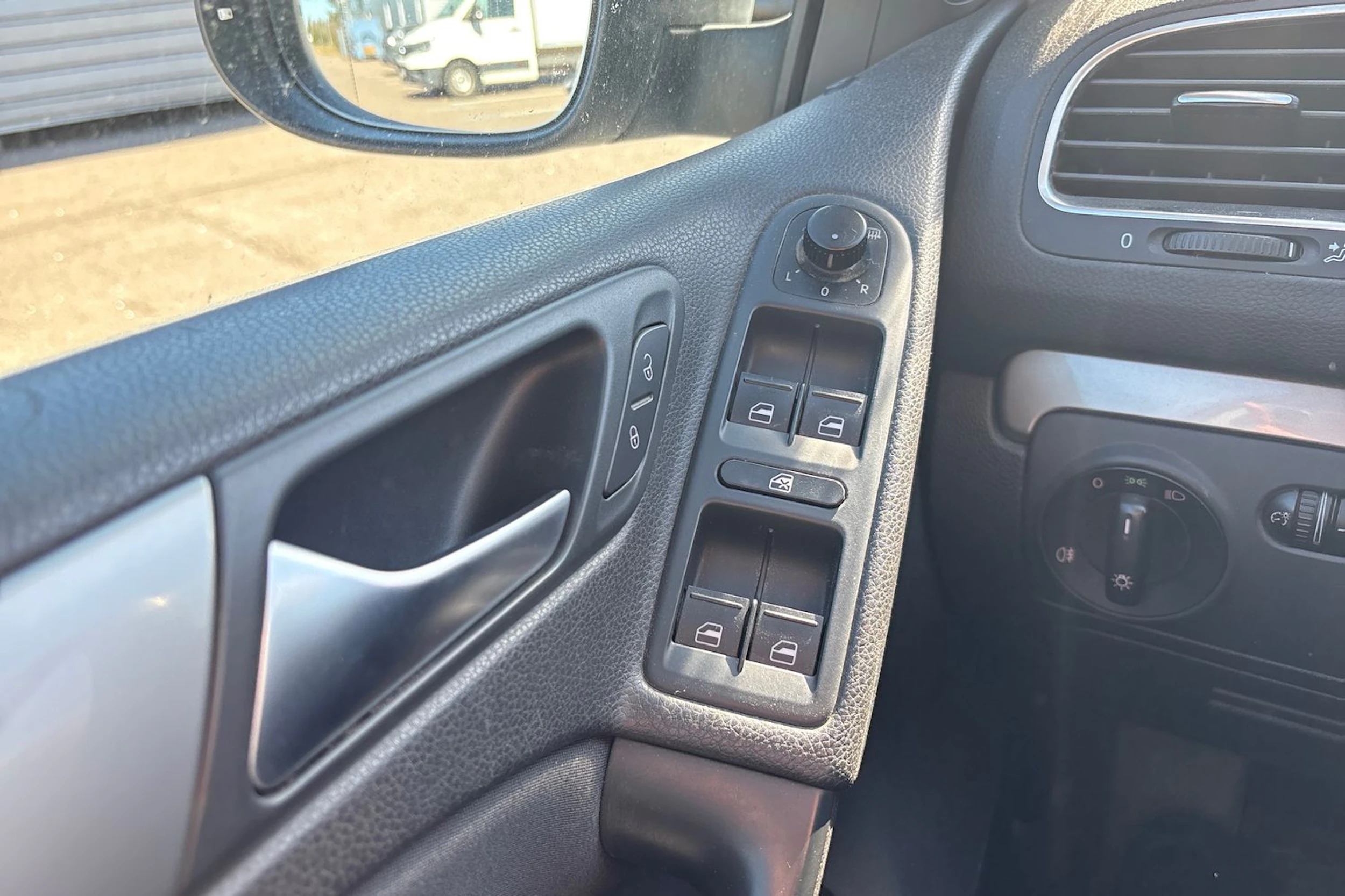 Valkoinen Volkswagen GOLF 2011 kuva 26.