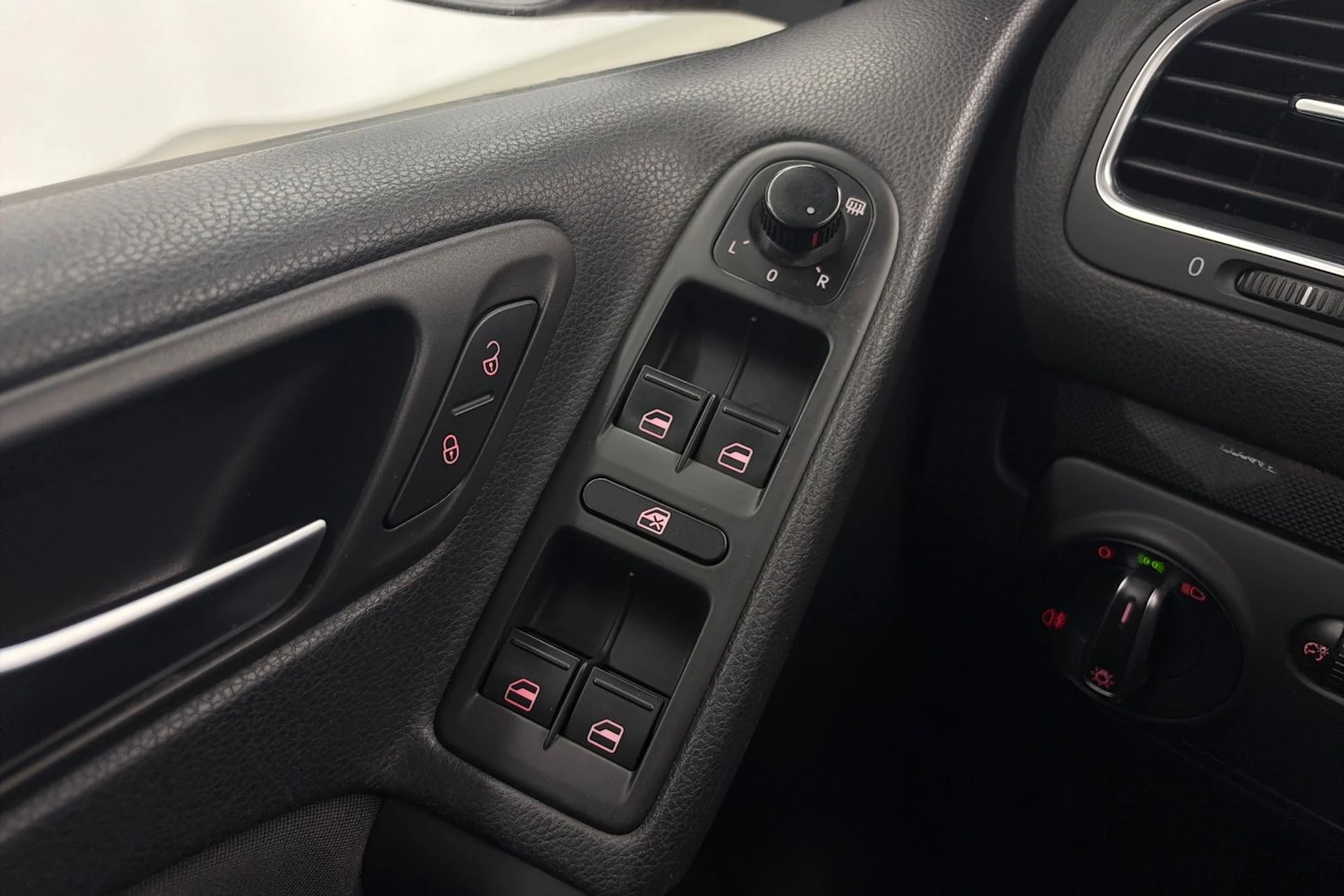 punainen Volkswagen Golf 2011 kuva 22.