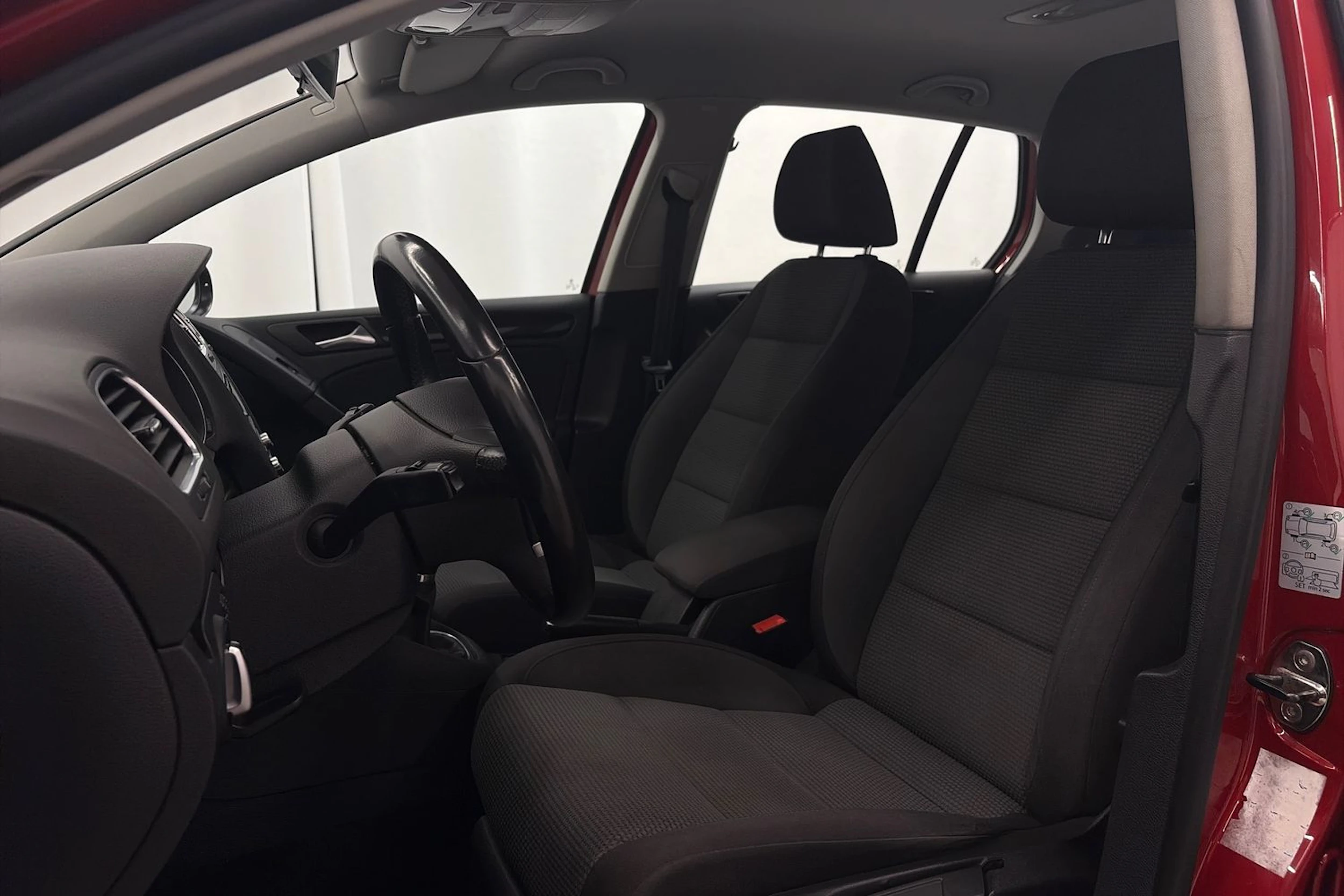 punainen Volkswagen Golf 2011 kuva 23.