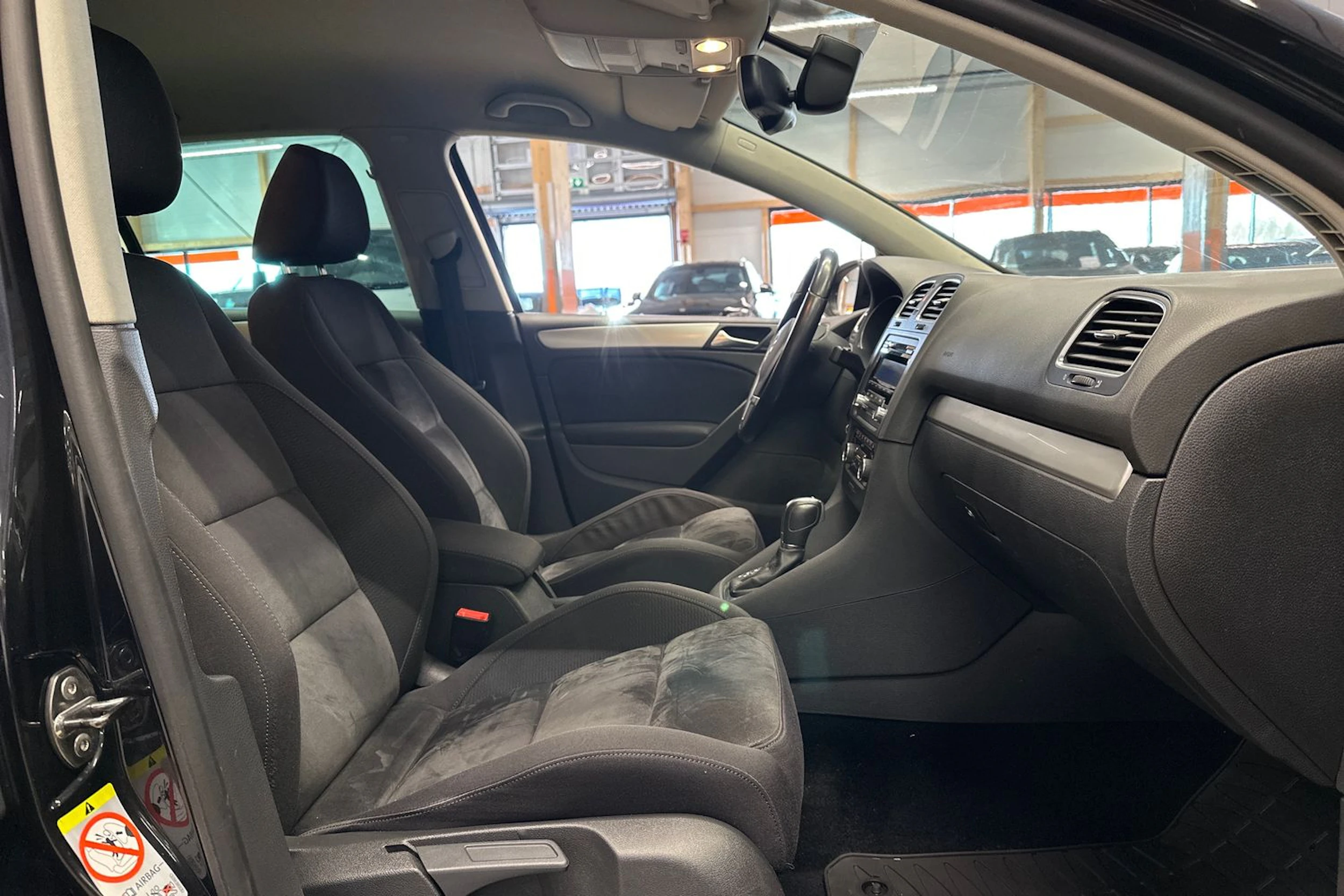 musta Volkswagen Golf 2011 kuva 13.