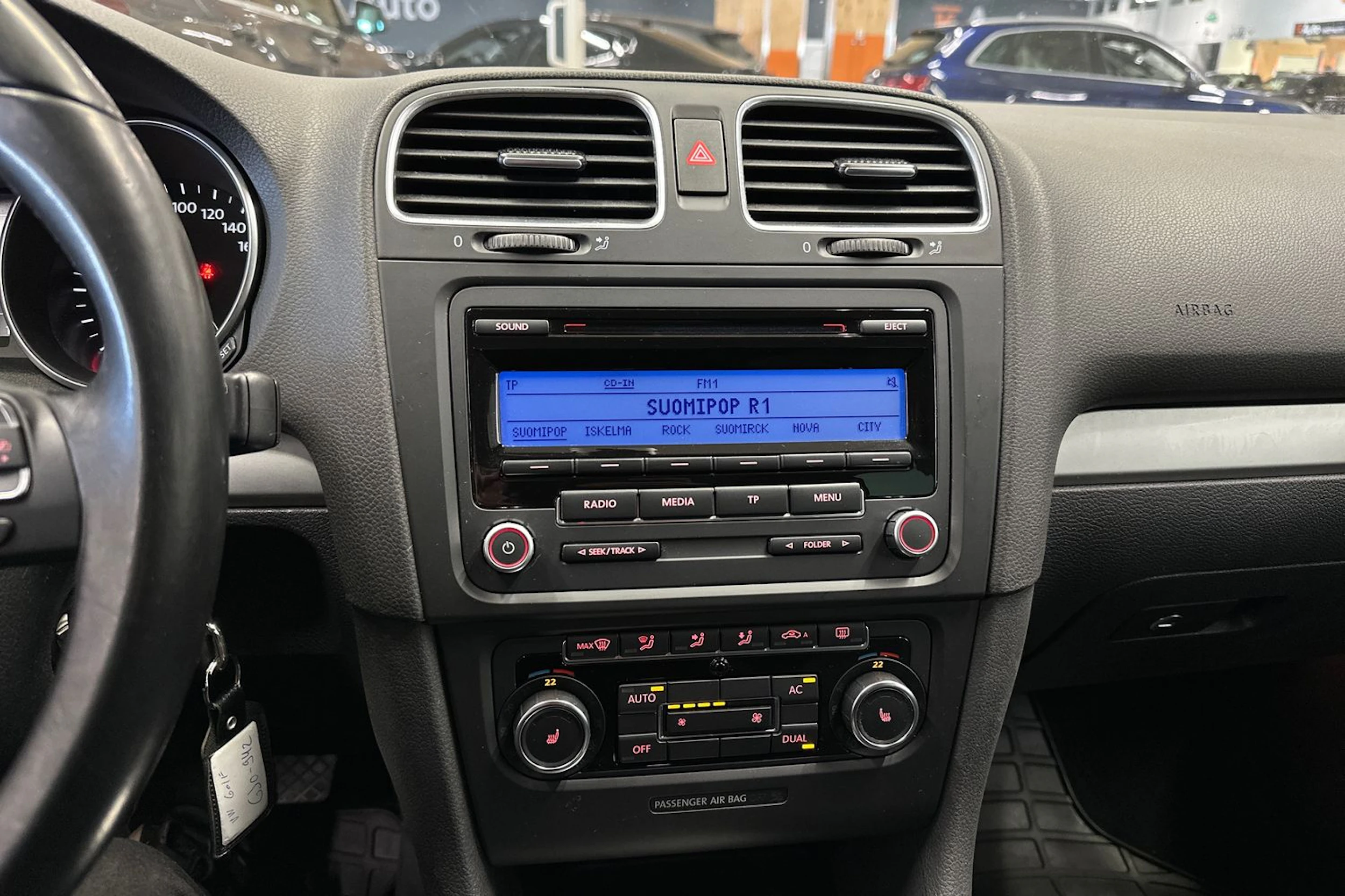 musta Volkswagen Golf 2011 kuva 18.