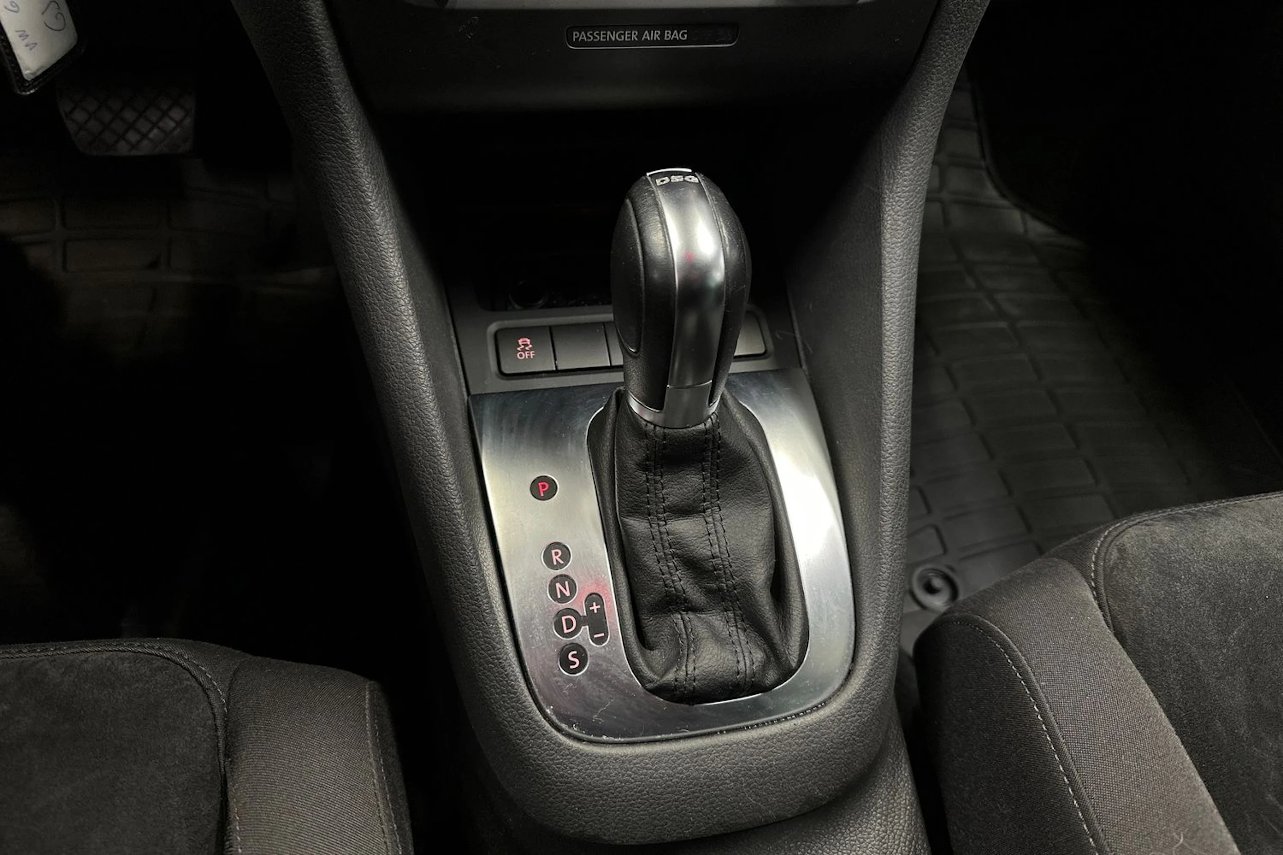 musta Volkswagen Golf 2011 kuva 20.