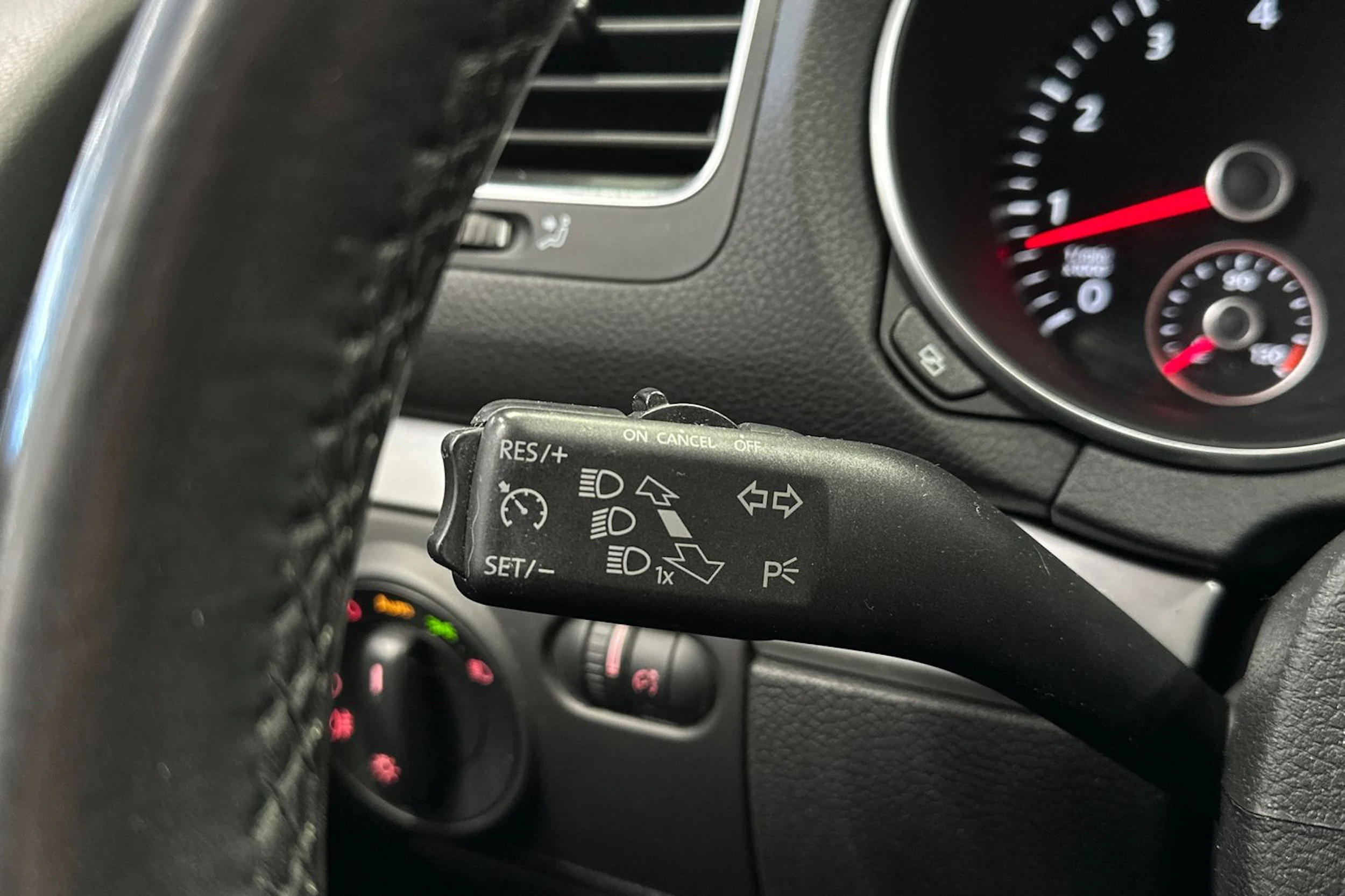 musta Volkswagen Golf 2011 kuva 23.