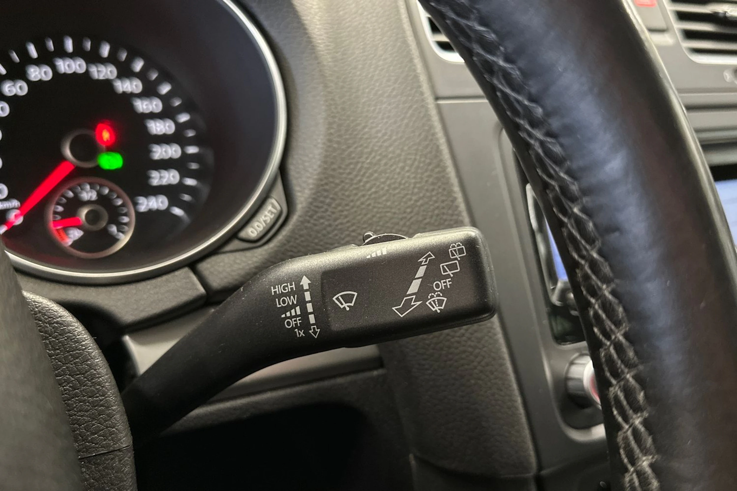 musta Volkswagen Golf 2011 kuva 24.