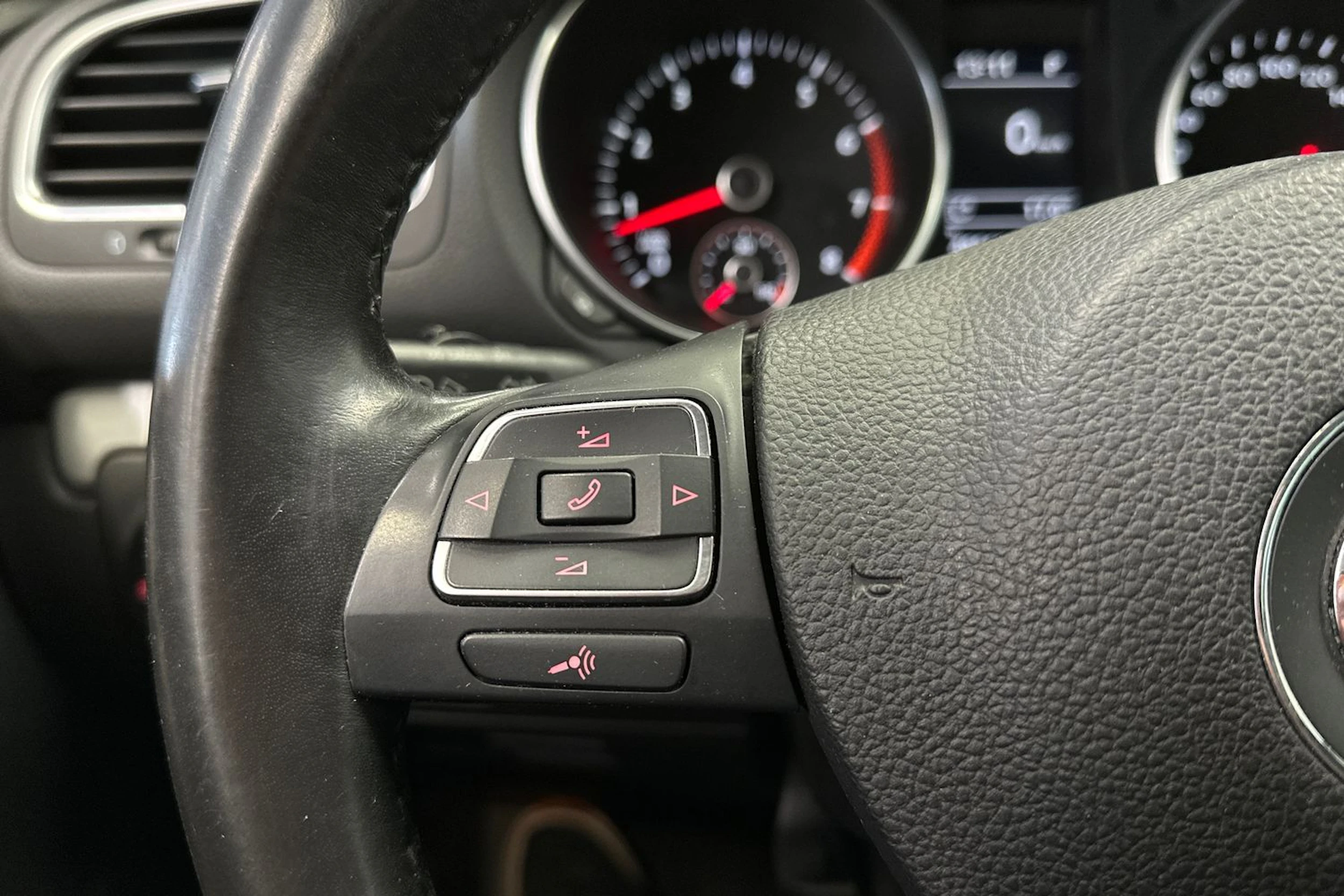 musta Volkswagen Golf 2011 kuva 25.