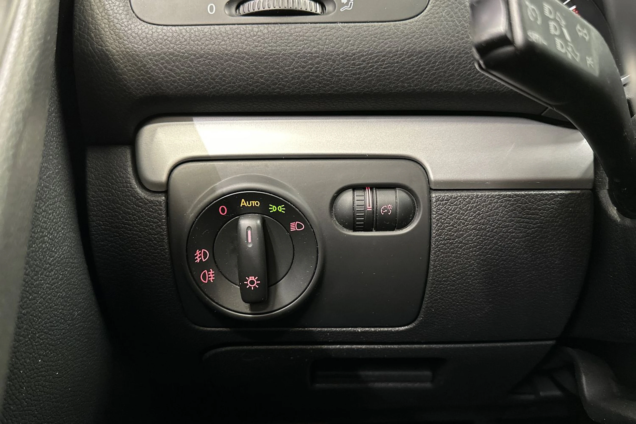 musta Volkswagen Golf 2011 kuva 27.