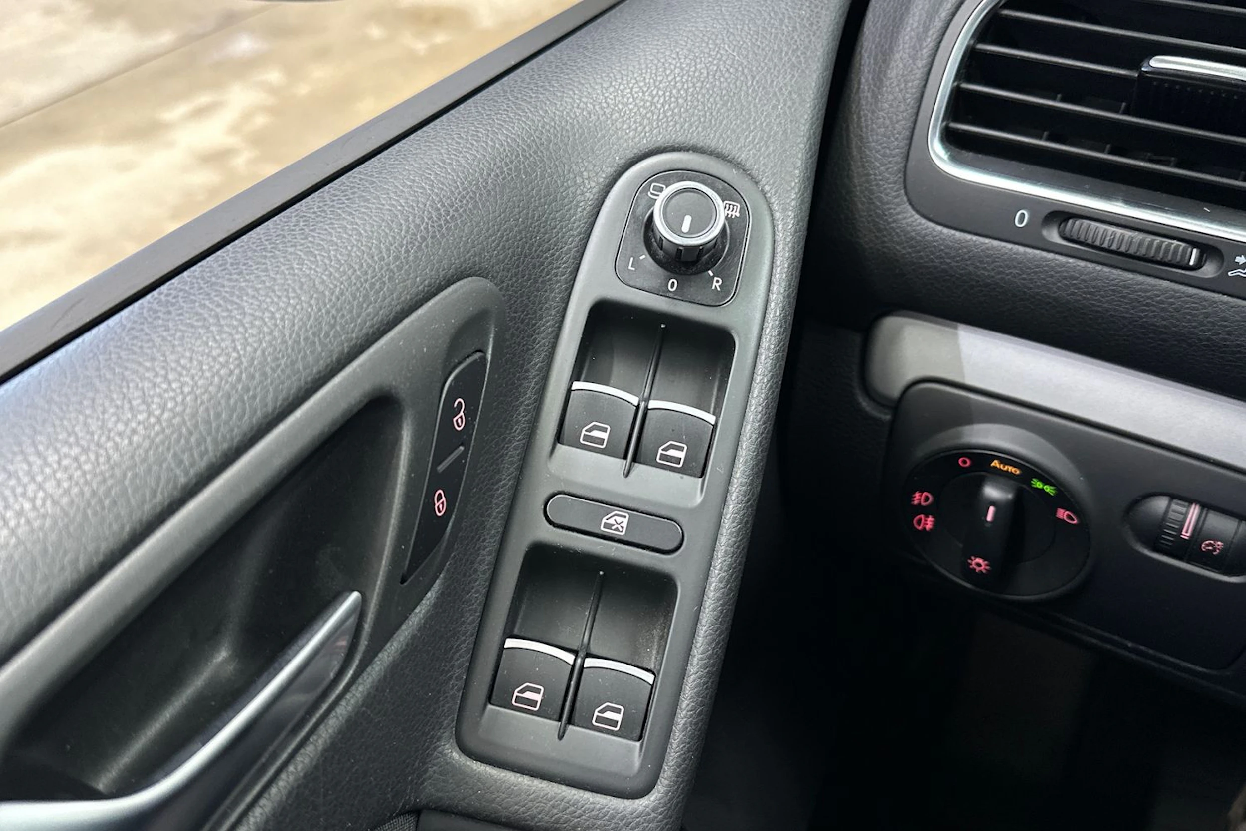 musta Volkswagen Golf 2011 kuva 28.