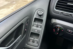 musta Volkswagen Golf 2011 kuva 28.