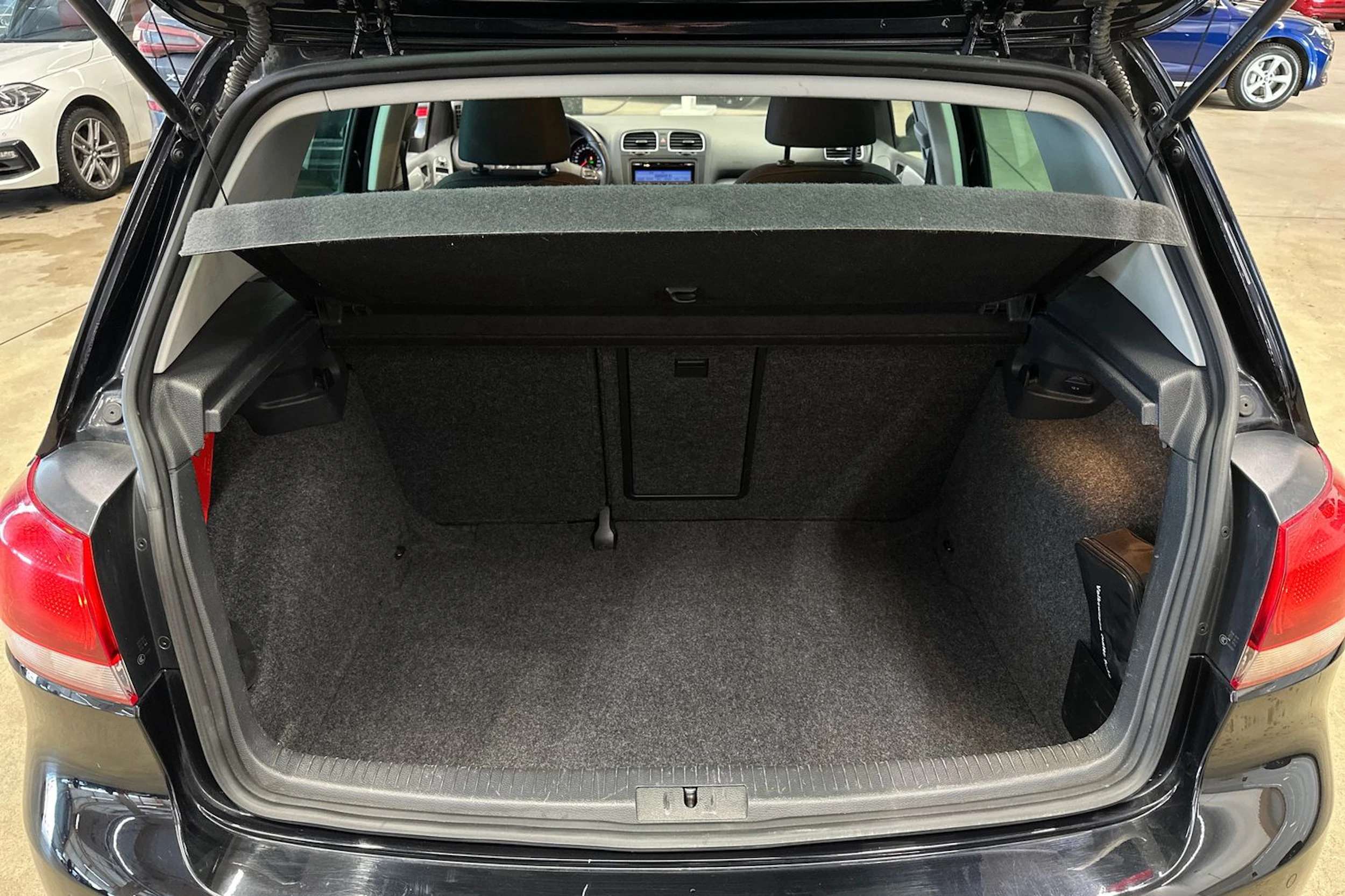 musta Volkswagen Golf 2011 kuva 29.