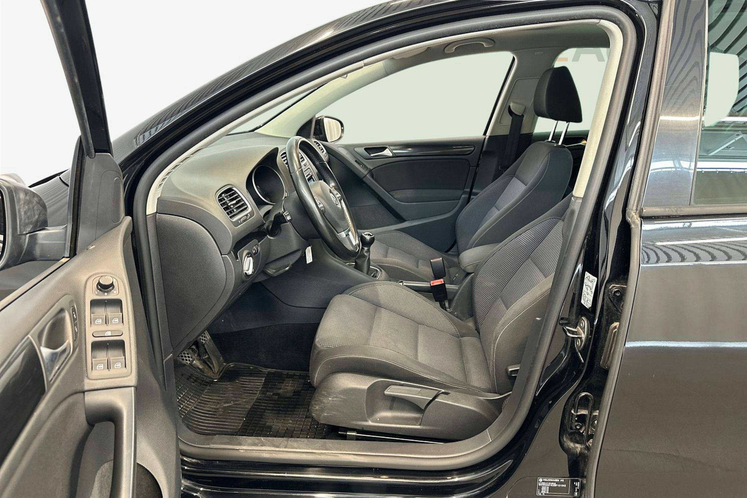 Musta Volkswagen GOLF 2011 kuva 11.