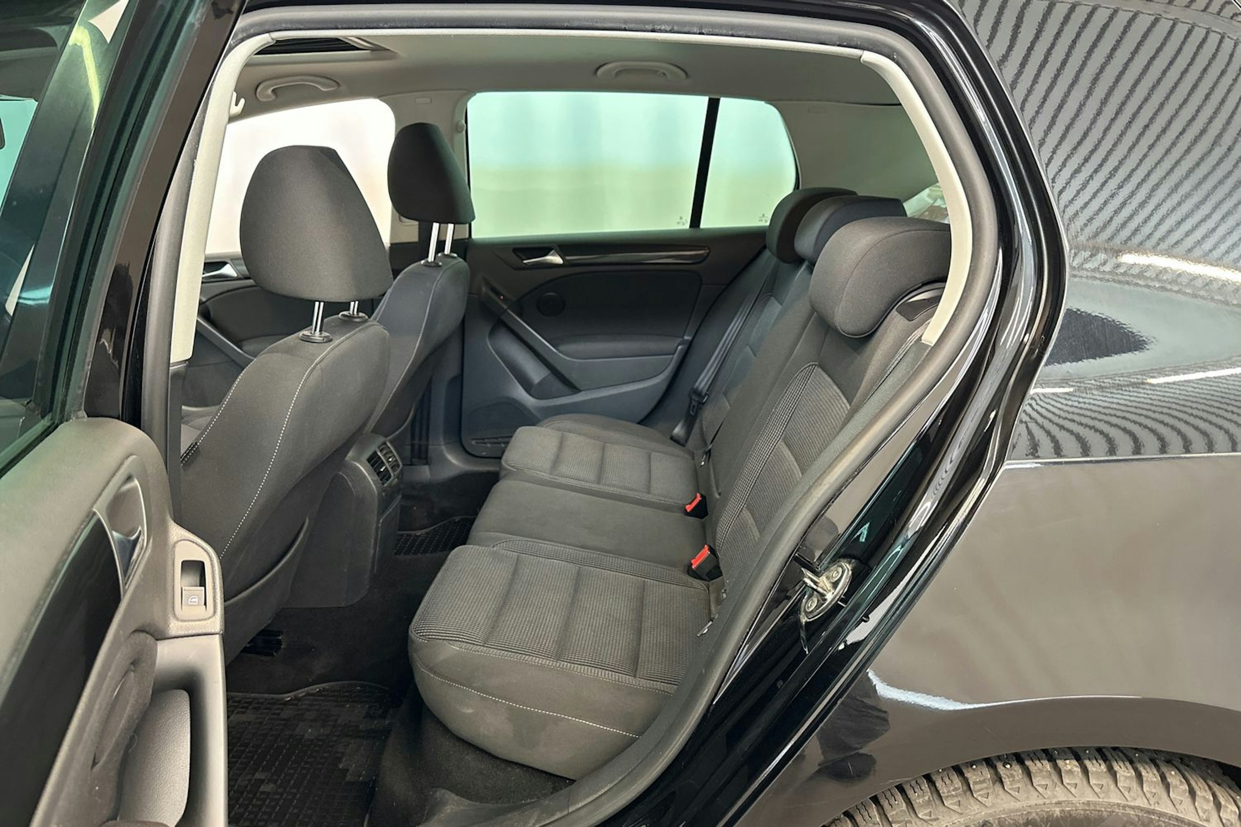 Musta Volkswagen GOLF 2011 kuva 13.