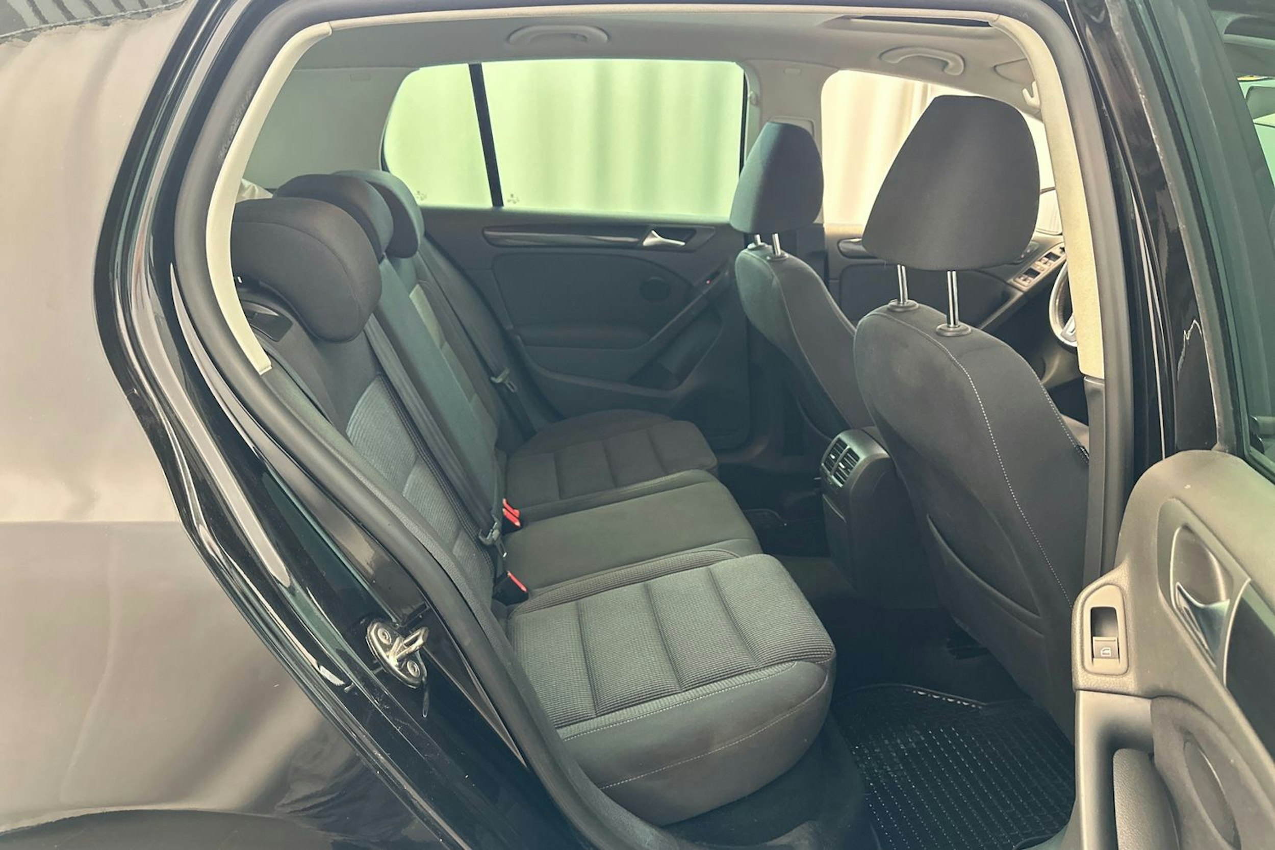 Musta Volkswagen GOLF 2011 kuva 14.