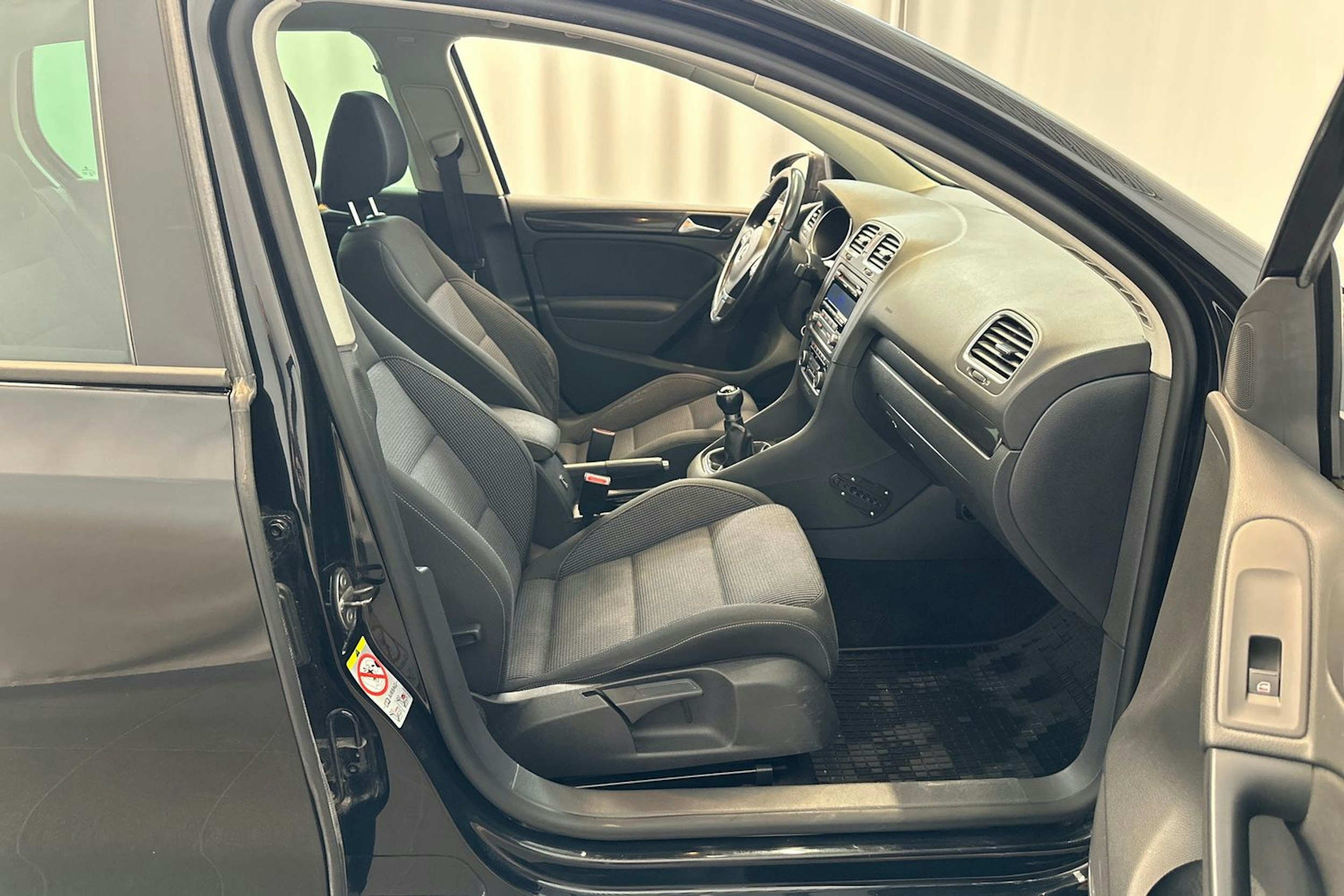 Musta Volkswagen GOLF 2011 kuva 15.