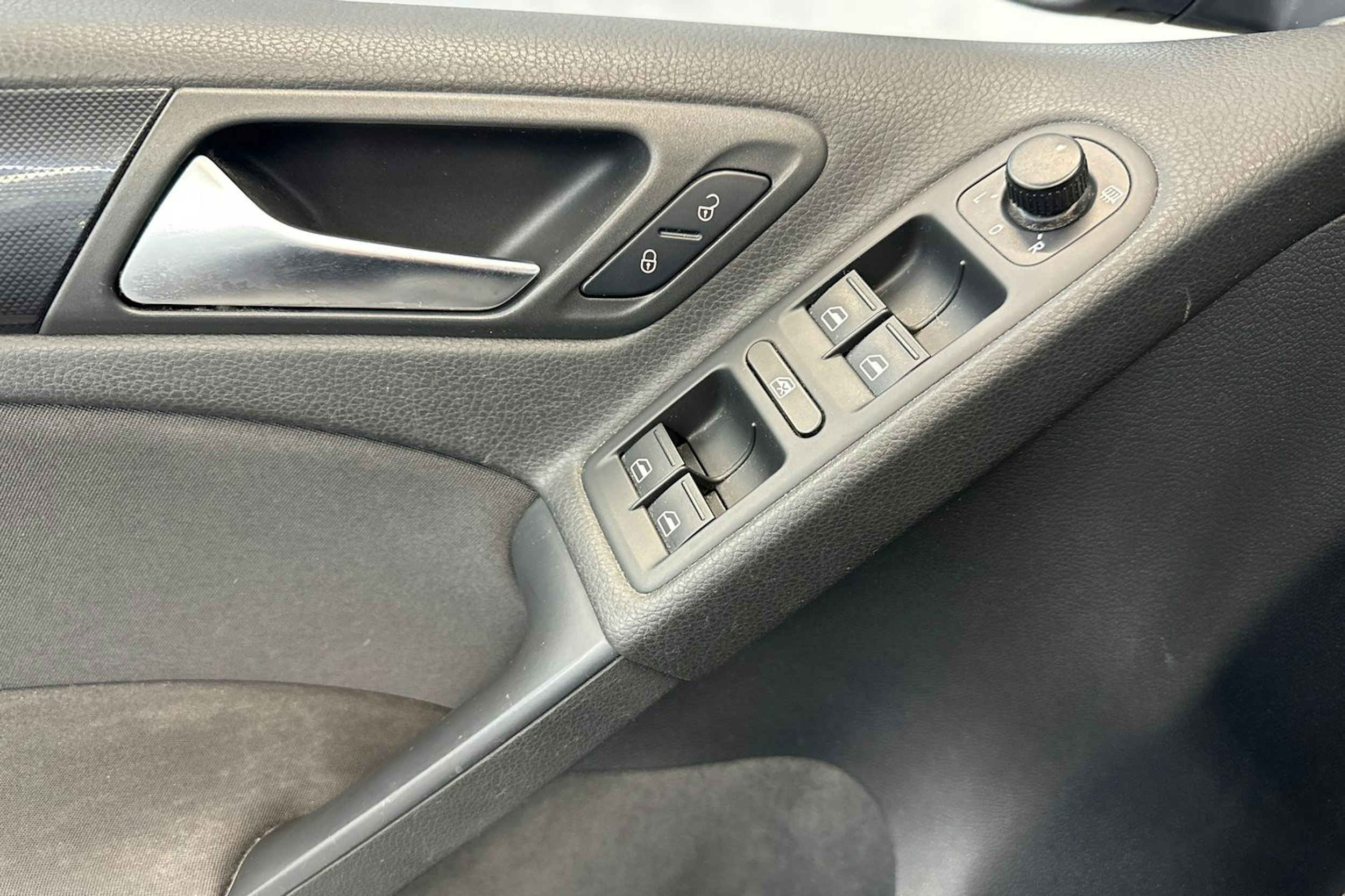 Musta Volkswagen GOLF 2011 kuva 16.