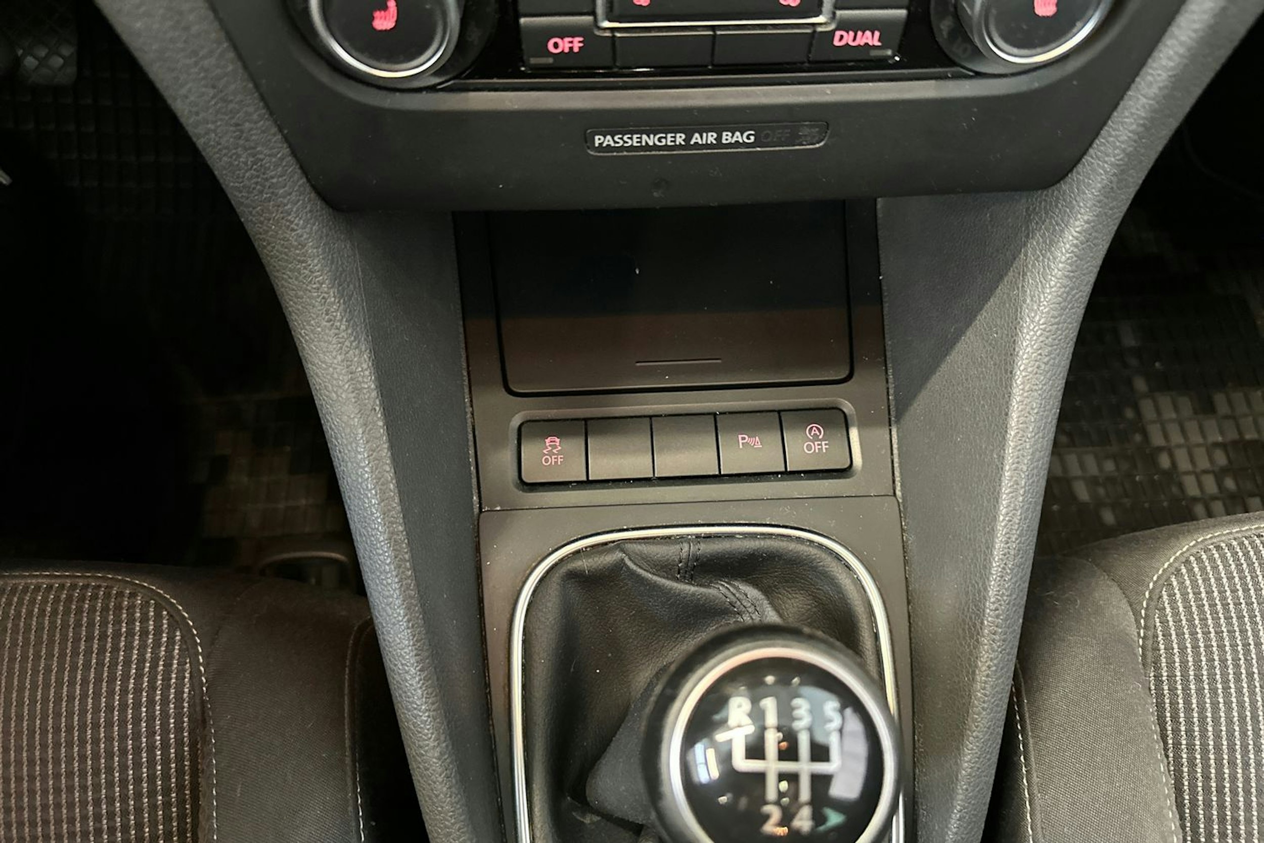 Musta Volkswagen GOLF 2011 kuva 22.