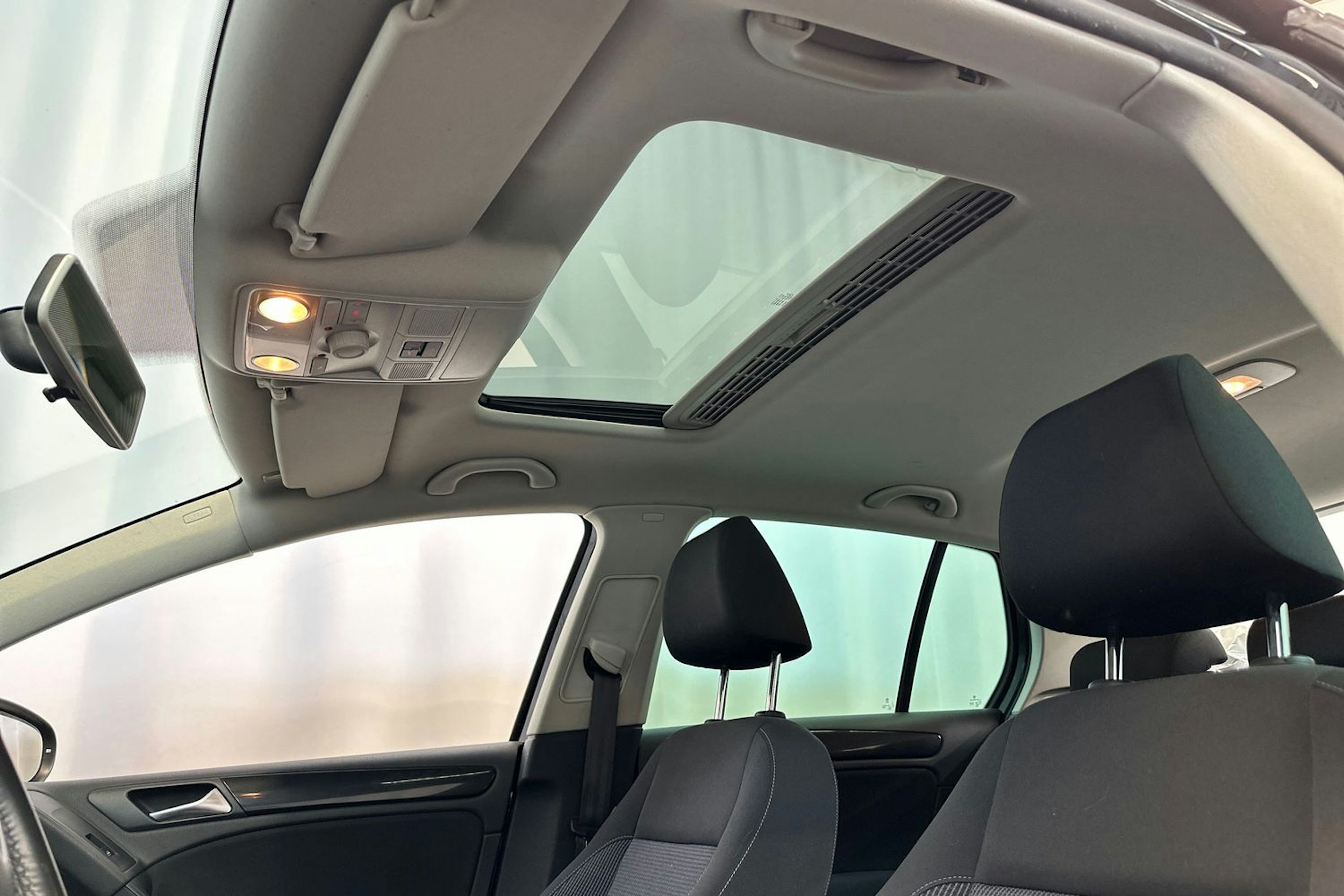 Musta Volkswagen GOLF 2011 kuva 27.