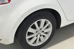 valkoinen Volkswagen Golf 2011 kuva 12.