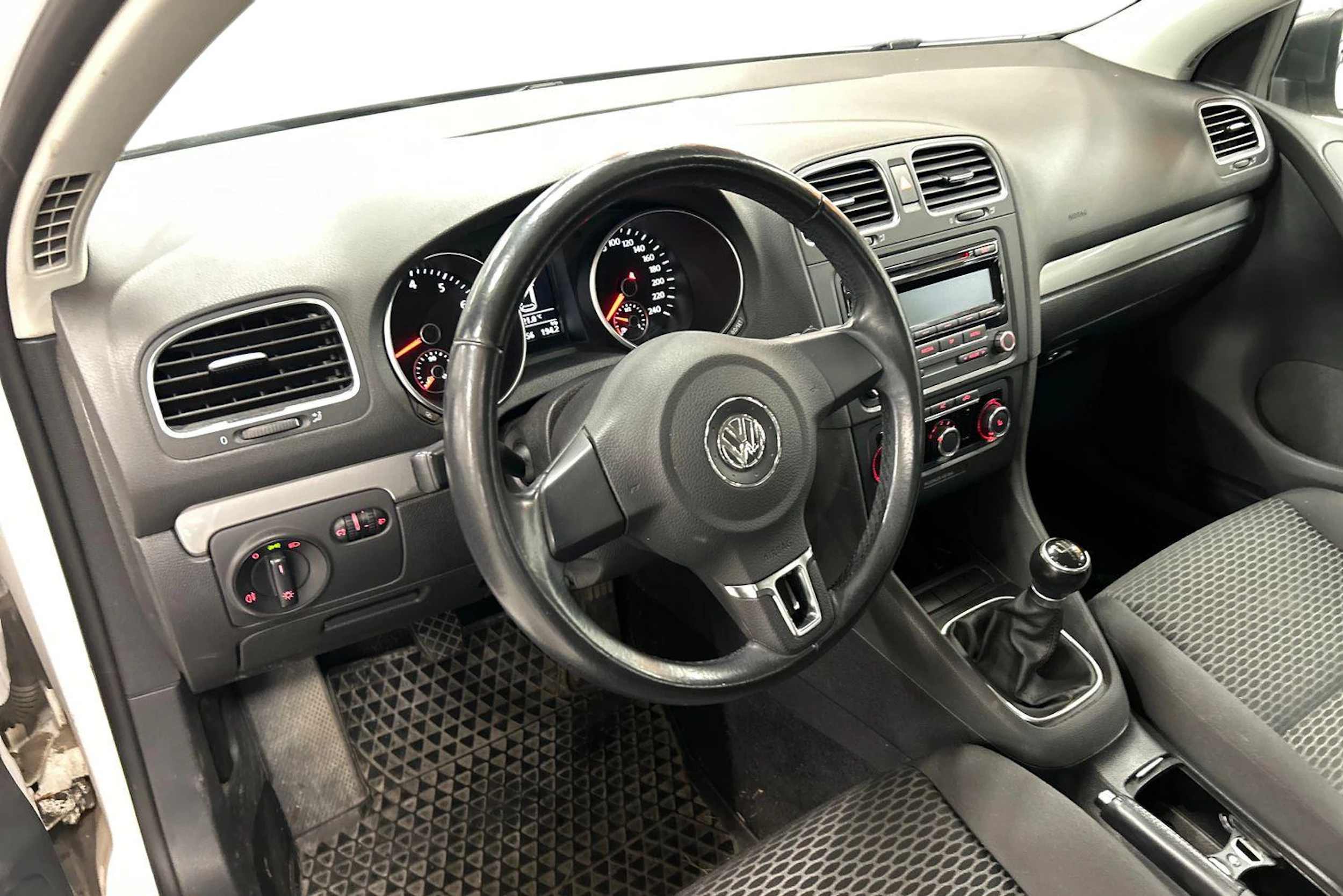 valkoinen Volkswagen Golf 2011 kuva 6.