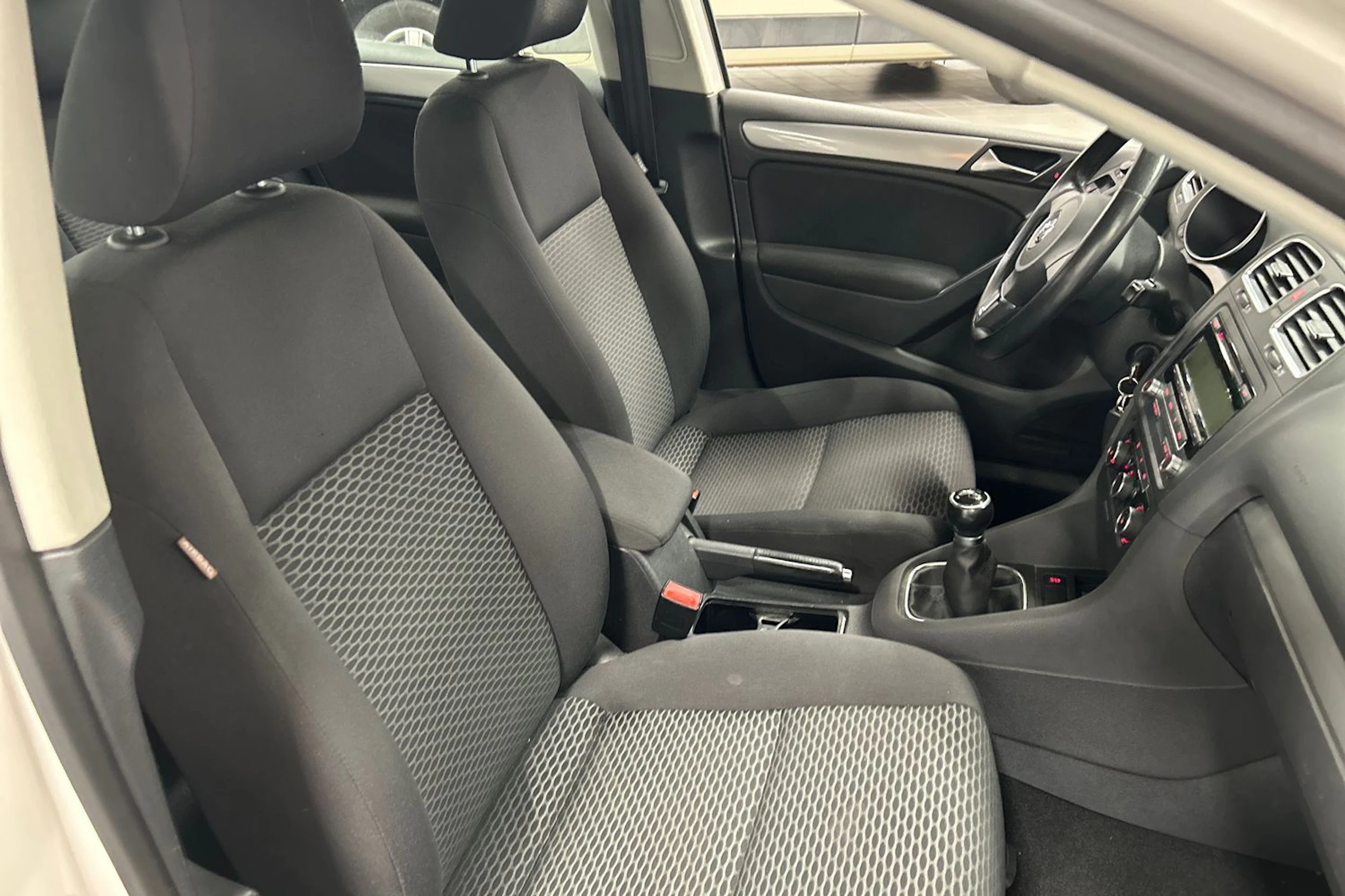 valkoinen Volkswagen Golf 2011 kuva 11.