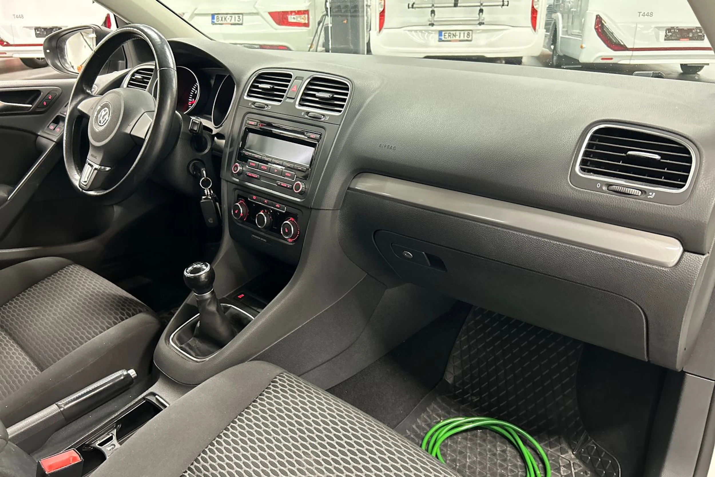 valkoinen Volkswagen Golf 2011 kuva 12.