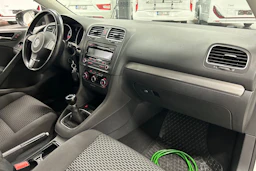 valkoinen Volkswagen Golf 2011 kuva 12.