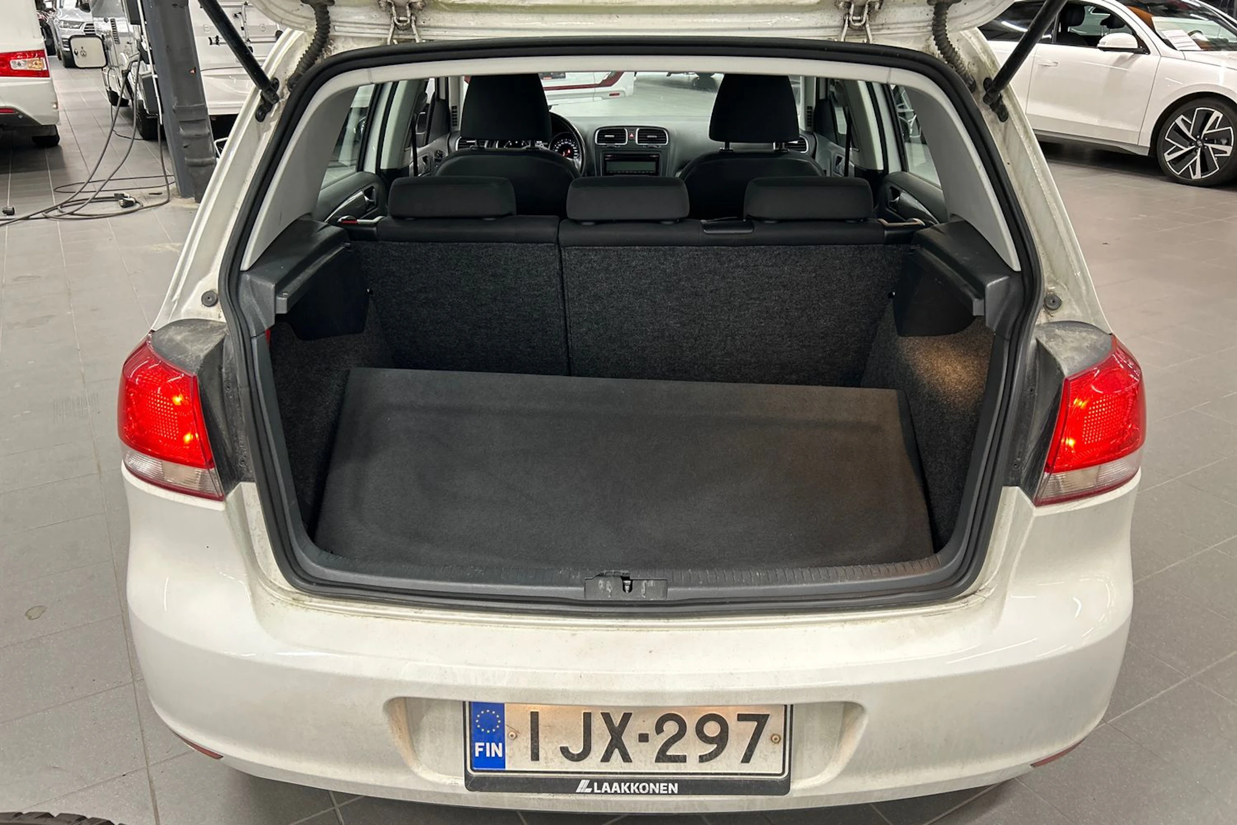 valkoinen Volkswagen Golf 2011 kuva 13.