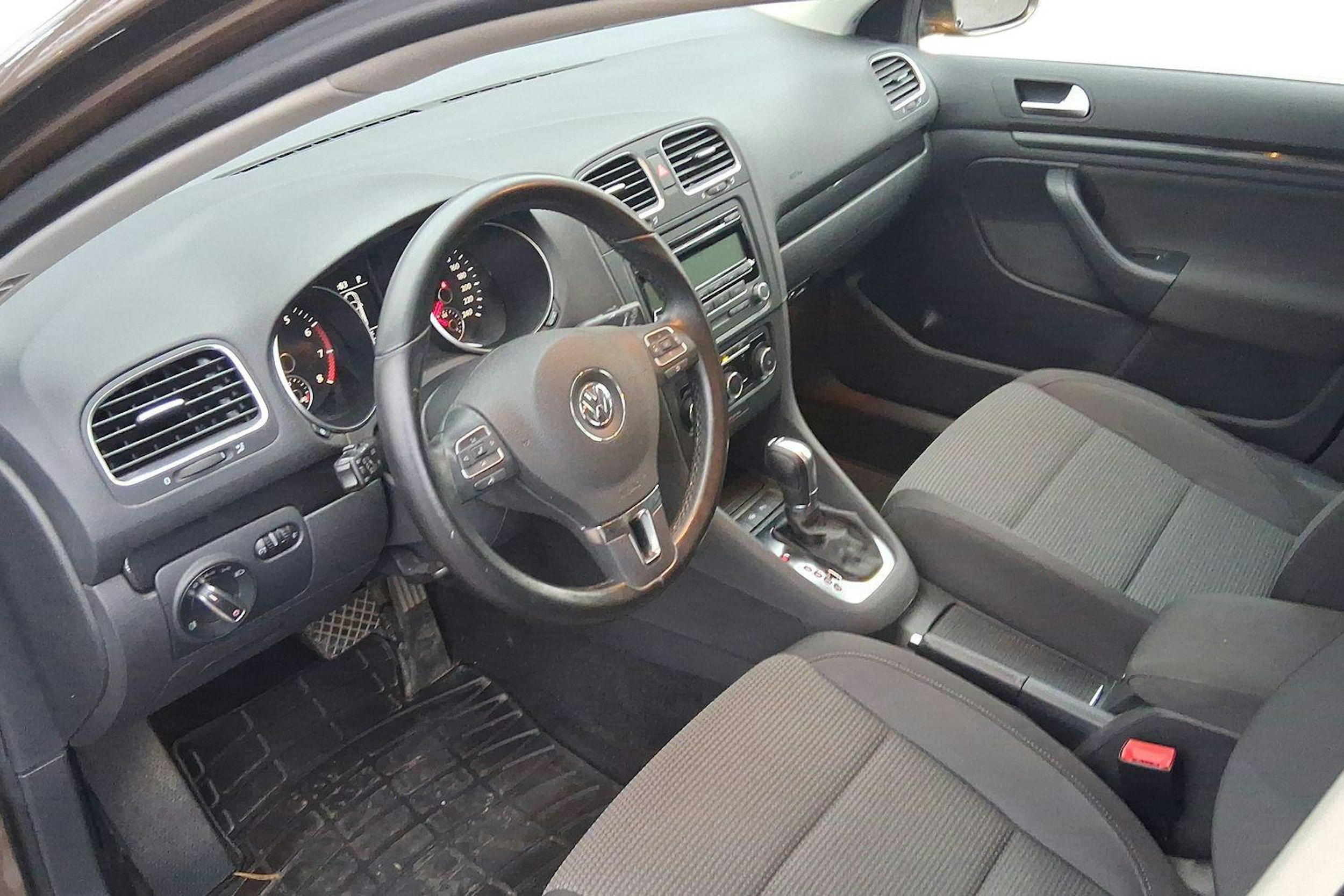 ruskea (beige) Volkswagen Golf 2011 kuva 6.