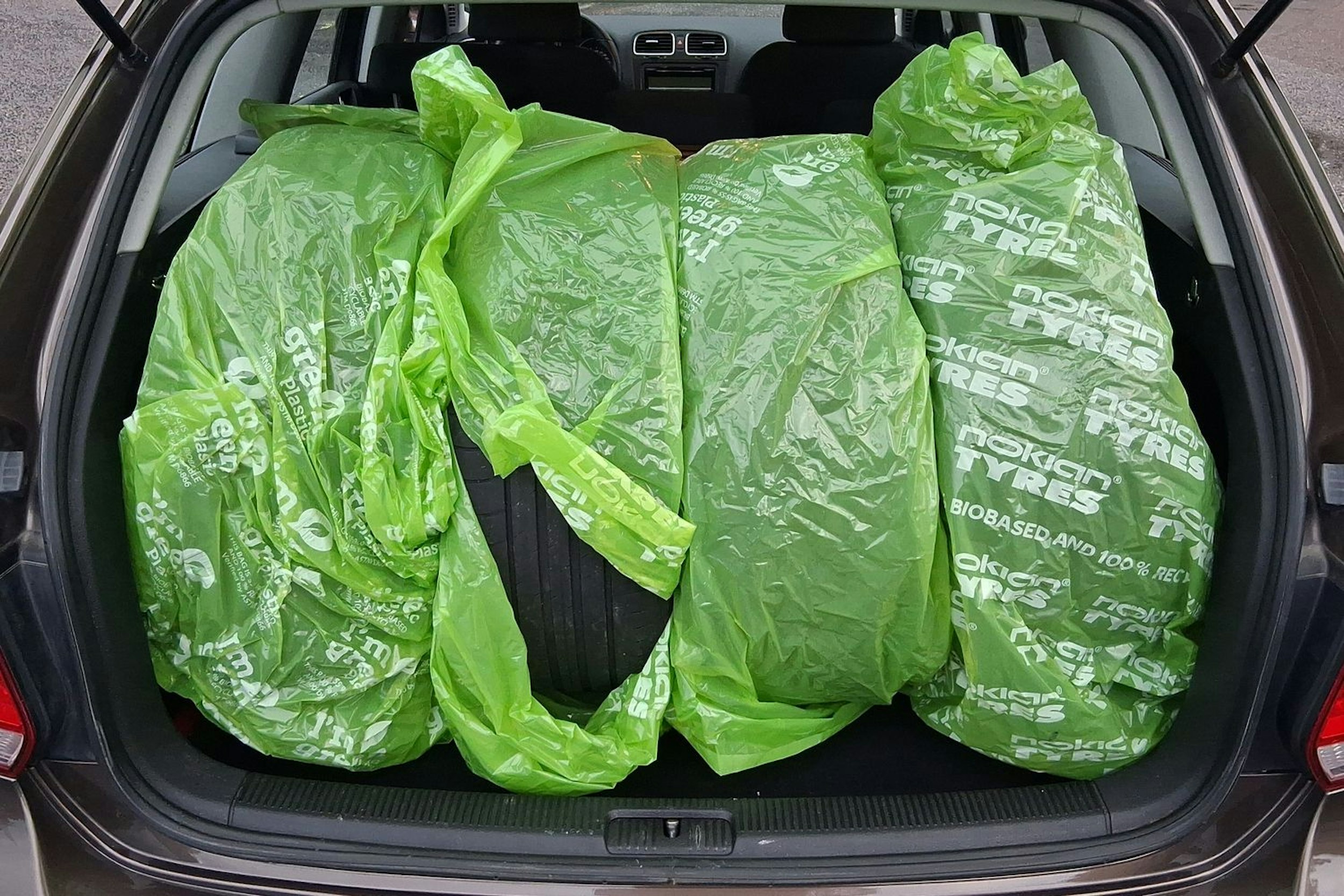 ruskea (beige) Volkswagen Golf 2011 kuva 12.