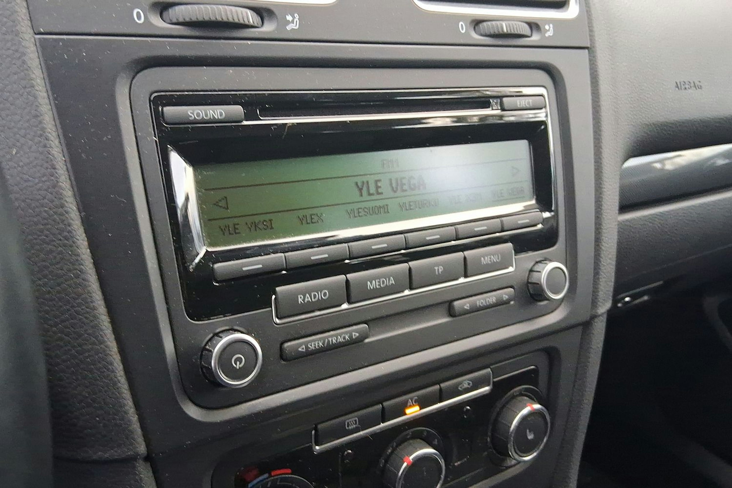 ruskea (beige) Volkswagen Golf 2011 kuva 14.