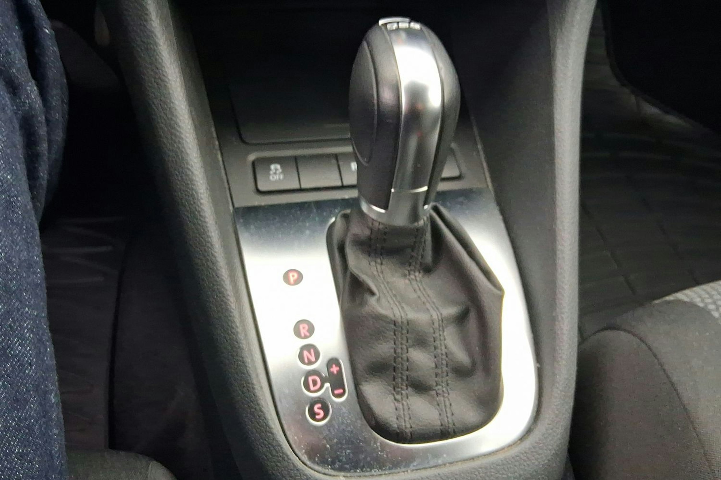 ruskea (beige) Volkswagen Golf 2011 kuva 15.