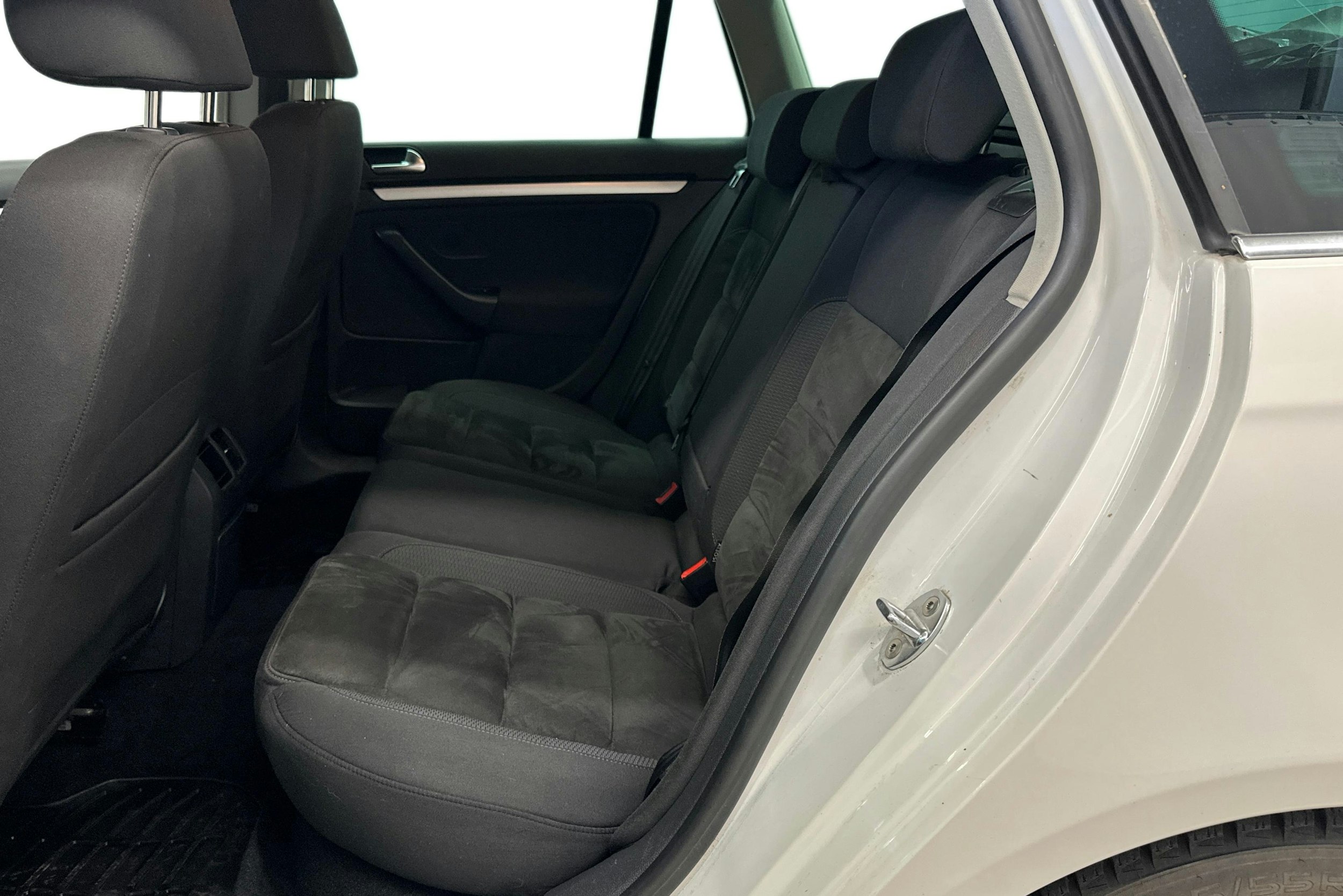 valkoinen Volkswagen Golf 2011 kuva 10.