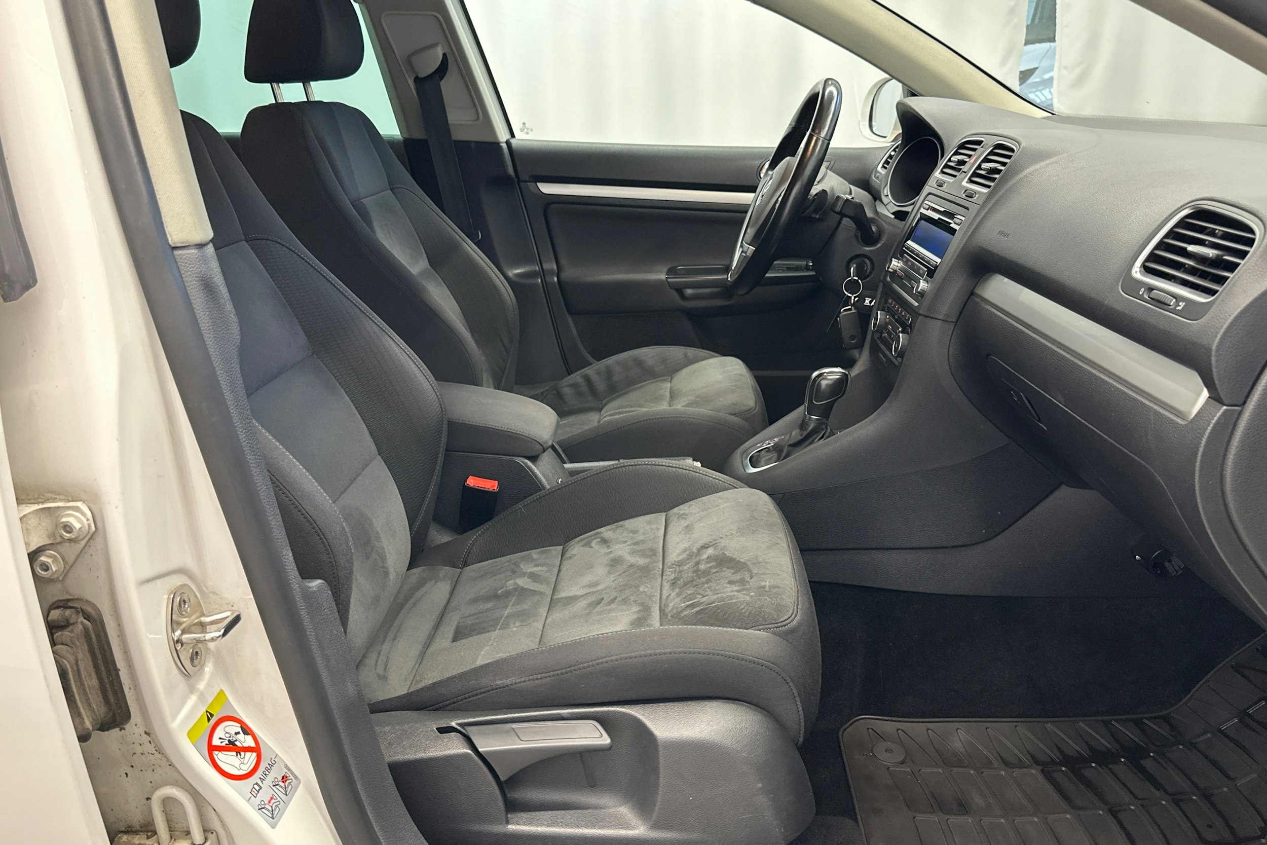 valkoinen Volkswagen Golf 2011 kuva 14.