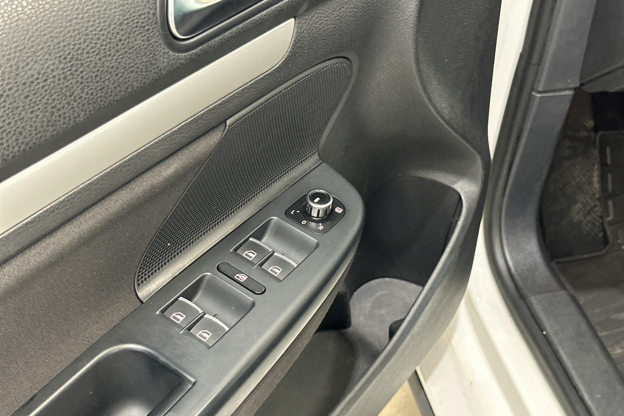 valkoinen Volkswagen Golf 2011 kuva 16.