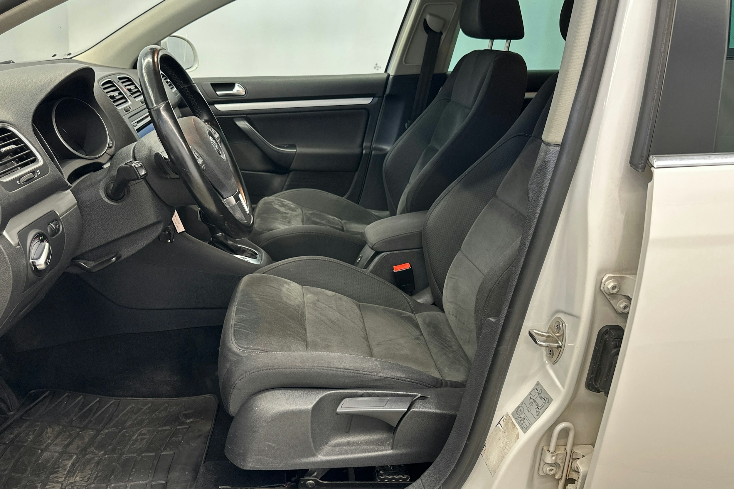 valkoinen Volkswagen Golf 2011 kuva 17.