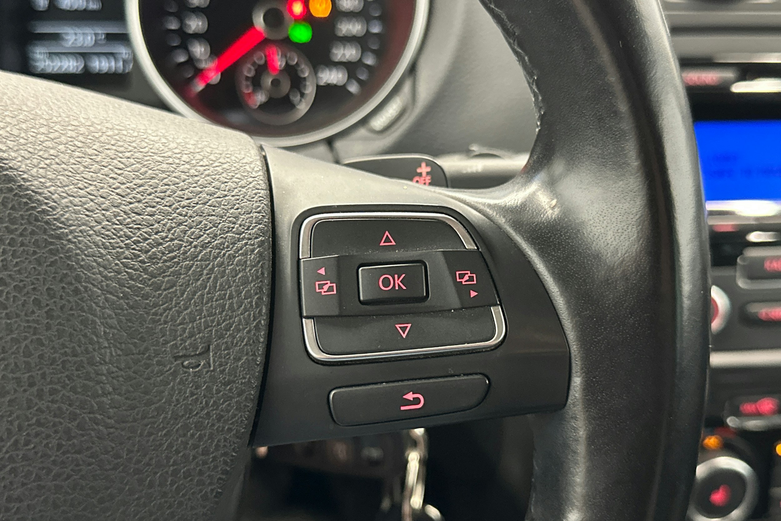valkoinen Volkswagen Golf 2011 kuva 19.