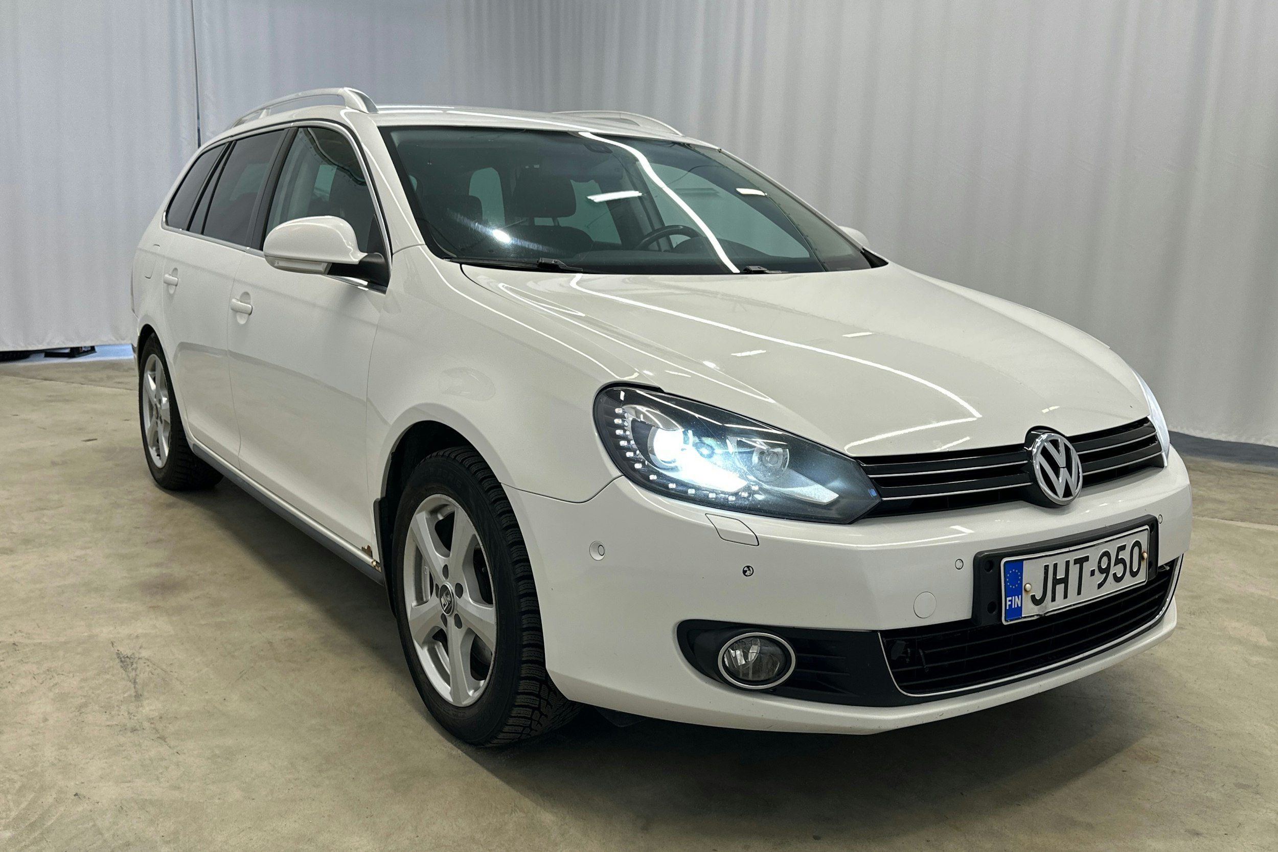 valkoinen Volkswagen Golf 2011 kuva 24.