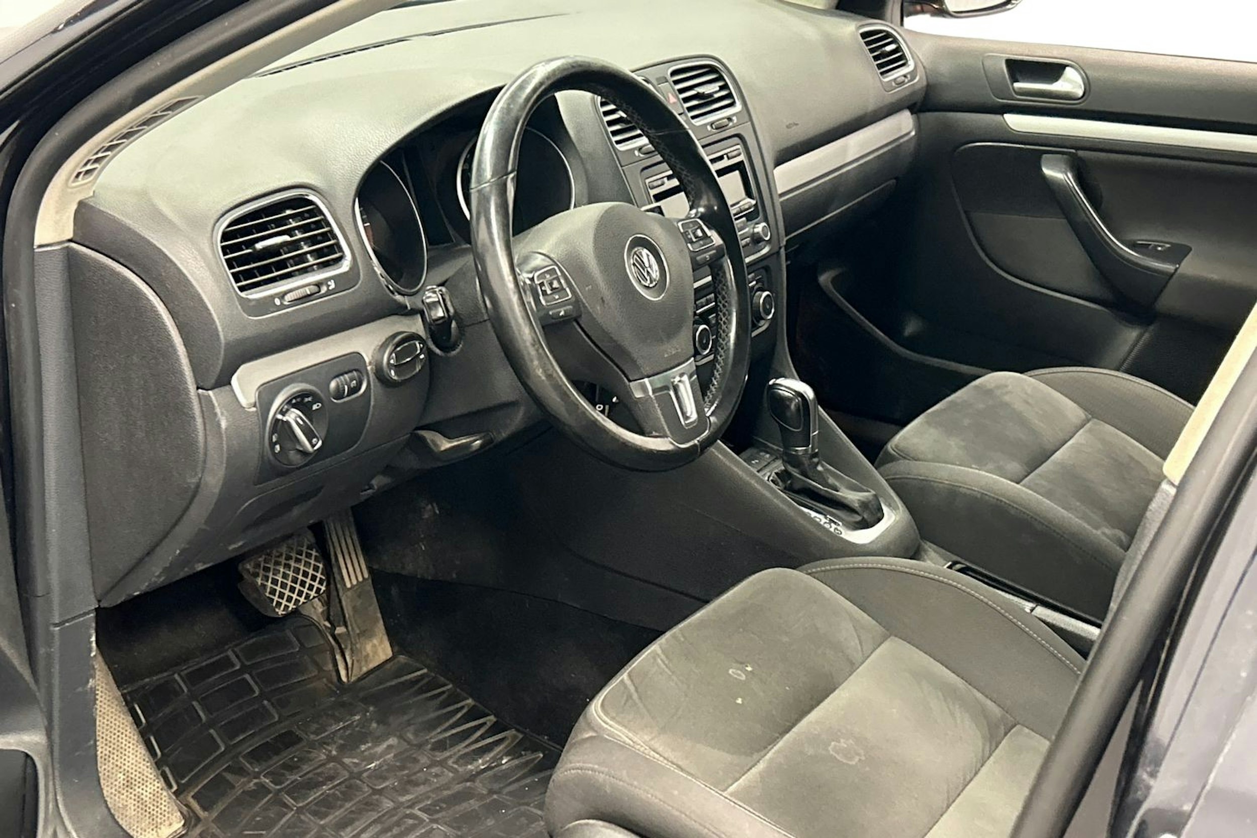 musta Volkswagen Golf 2011 kuva 6.