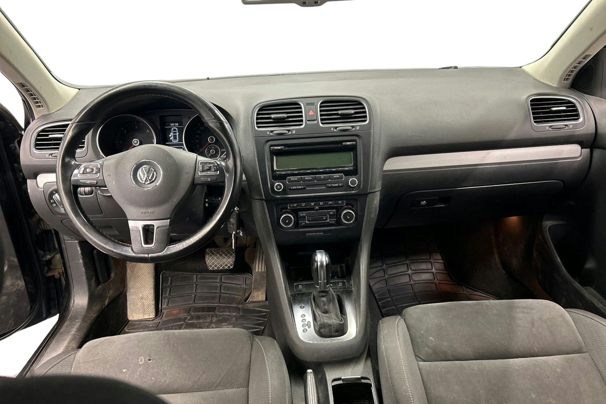 musta Volkswagen Golf 2011 kuva 7.