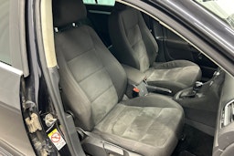 musta Volkswagen Golf 2011 kuva 12.